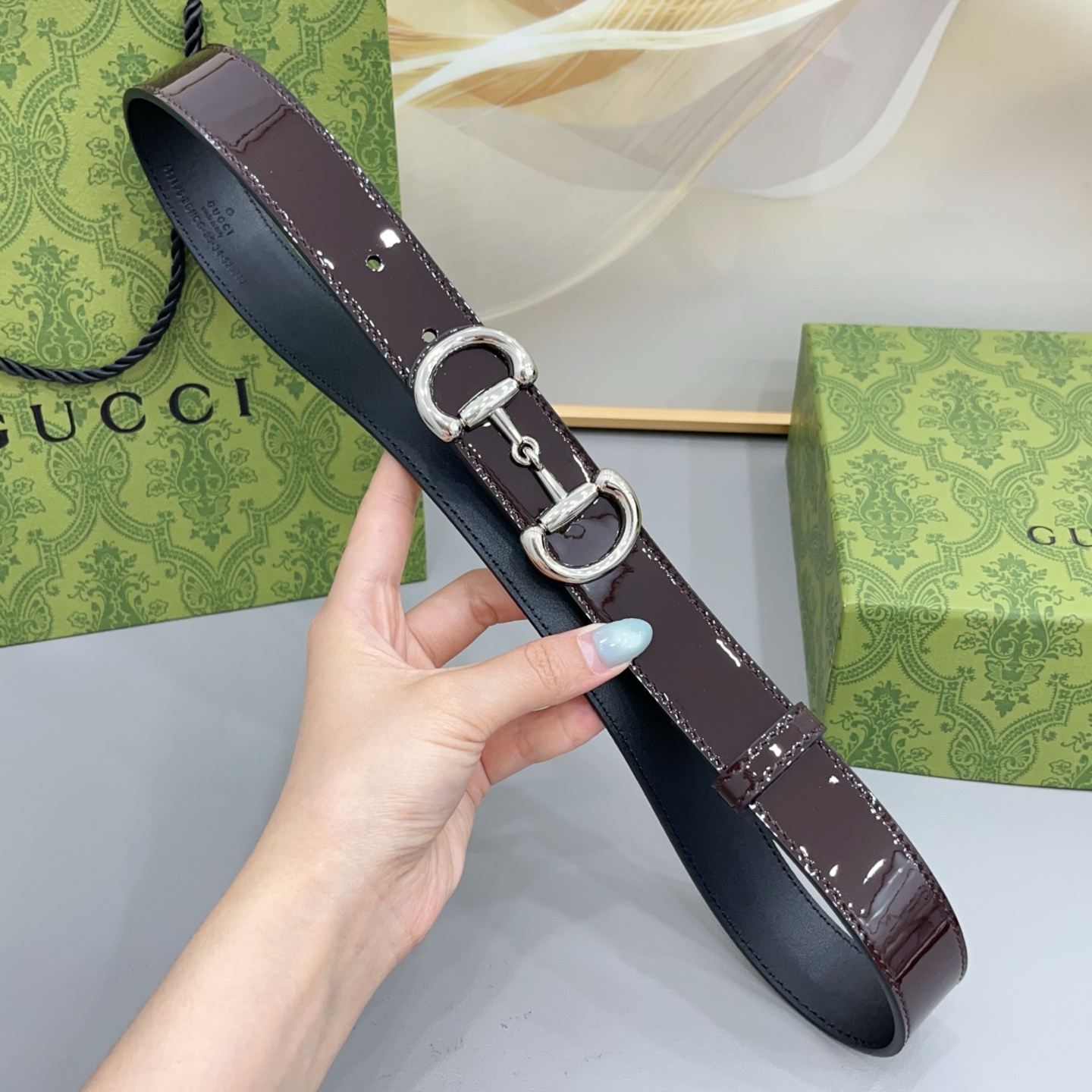 Gucci古驰 3.0cm 古驰 Primavera 确立了一套全新的廓形、质感与材质词汇表,将创新与传统理念巧妙融合 Gucci古驰 3.0cm 古驰 Primavera 确立了一套全新的廓形、质感与材质词汇表,将创新与传统理念巧妙融合
