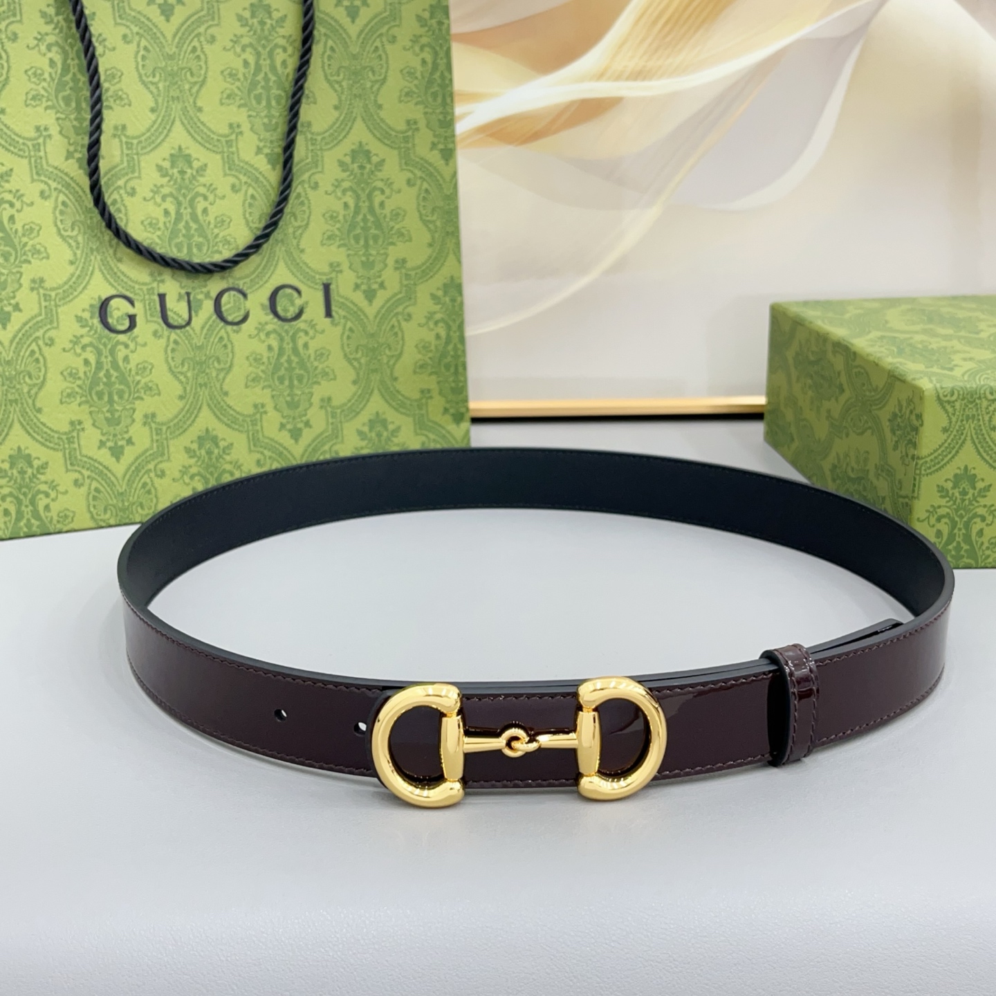 Gucci古驰  3.0cm 古驰 Primavera 确立了一套全新的廓形、质感与材质词汇表，将创新与传统理念巧妙融合