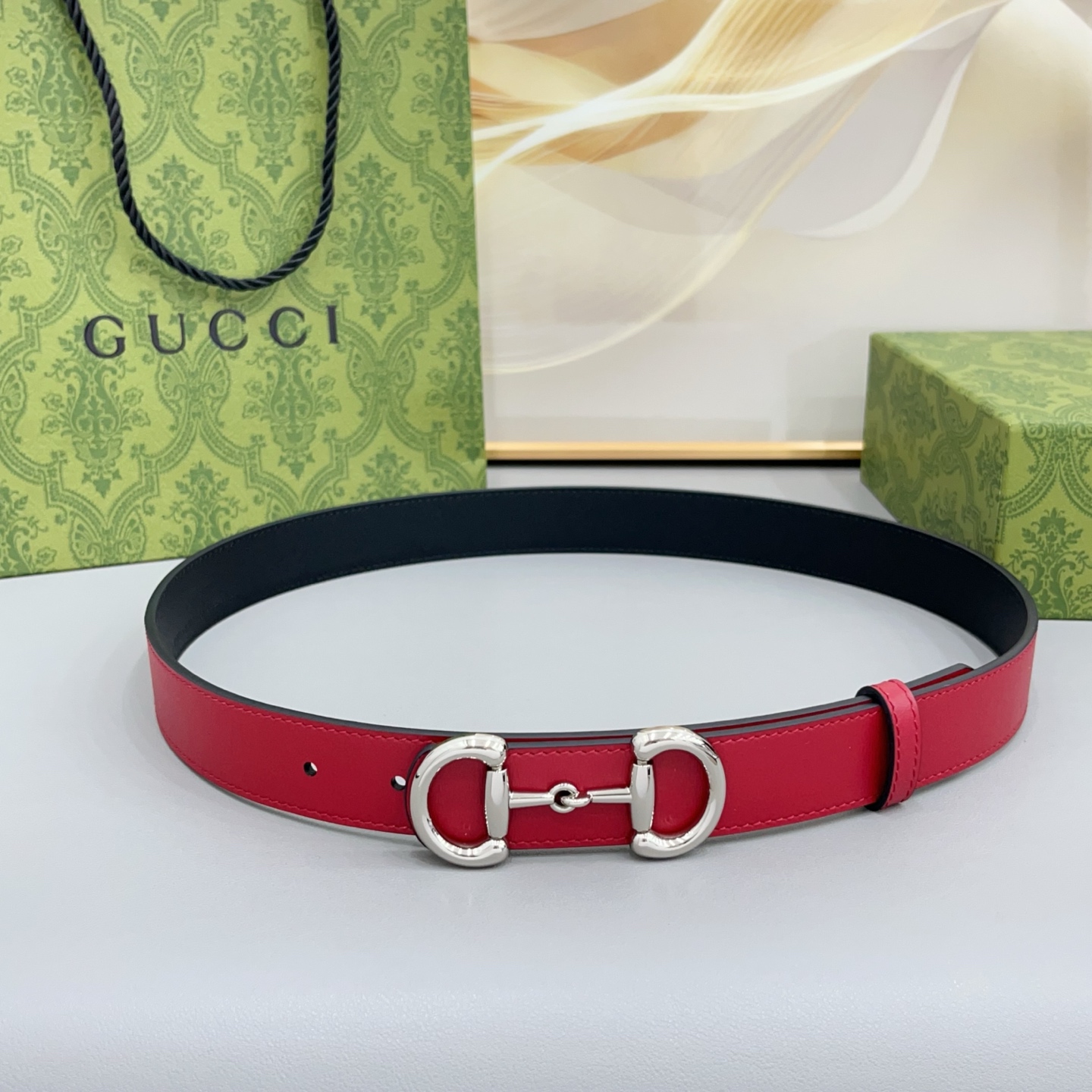 Gucci古驰  3.0cm 古驰 Primavera 确立了一套全新的廓形、质感与材质词汇表，将创新与传统理念巧妙融合