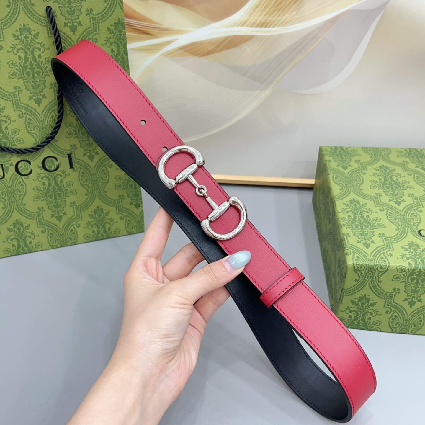 Gucci古驰 3.0cm 古驰 Primavera 确立了一套全新的廓形、质感与材质词汇表,将创新与传统理念巧妙融合 Gucci古驰 3.0cm 古驰 Primavera 确立了一套全新的廓形、质感与材质词汇表,将创新与传统理念巧妙融合