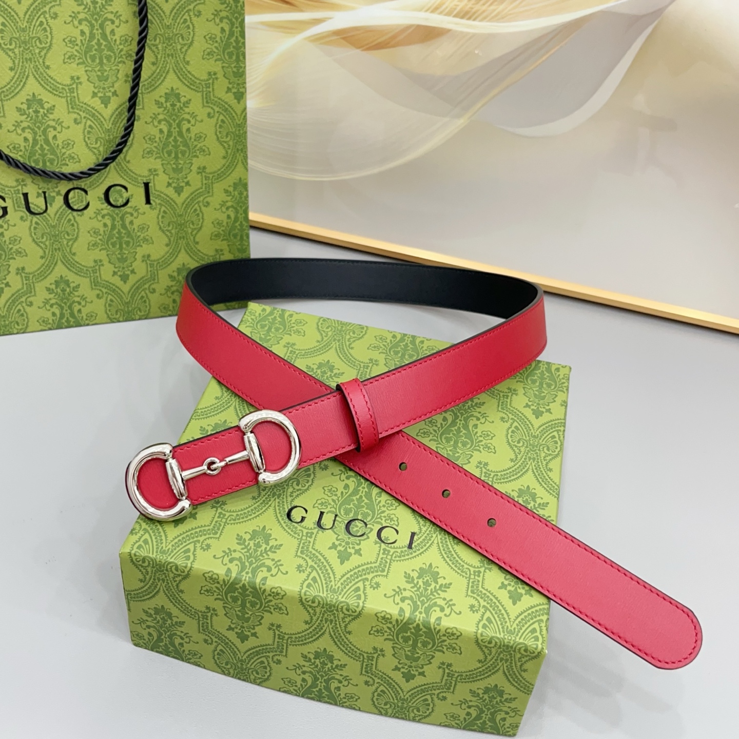 Gucci古驰 3.0cm 古驰 Primavera 确立了一套全新的廓形、质感与材质词汇表,将创新与传统理念巧妙融合 Gucci古驰 3.0cm 古驰 Primavera 确立了一套全新的廓形、质感与材质词汇表,将创新与传统理念巧妙融合