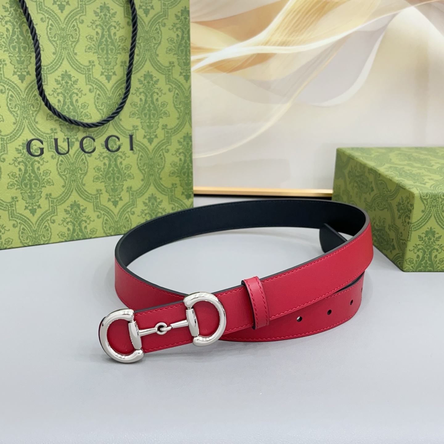 Gucci古驰 3.0cm 古驰 Primavera 确立了一套全新的廓形、质感与材质词汇表,将创新与传统理念巧妙融合 Gucci古驰 3.0cm 古驰 Primavera 确立了一套全新的廓形、质感与材质词汇表,将创新与传统理念巧妙融合