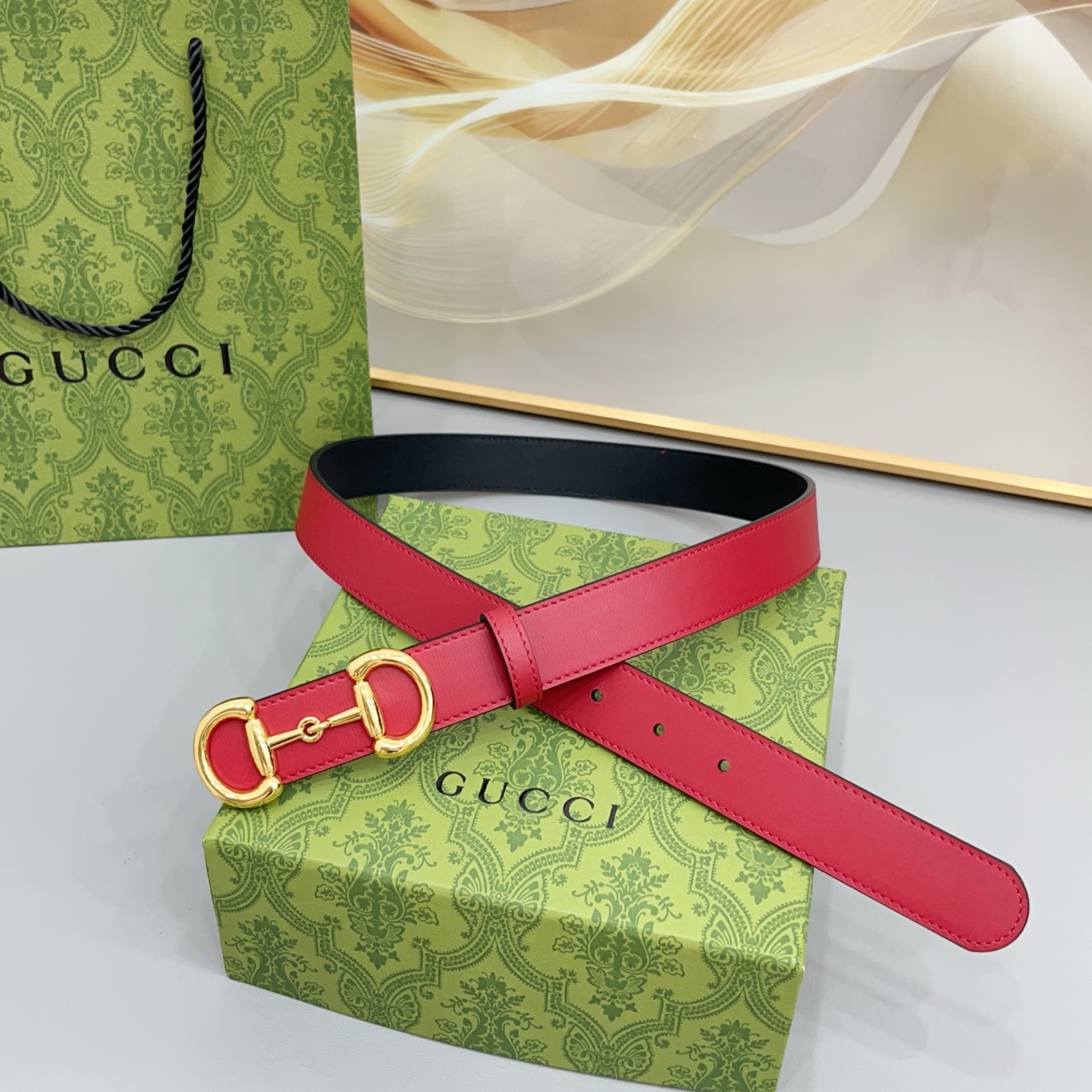 Gucci古驰 3.0cm 古驰 Primavera 确立了一套全新的廓形、质感与材质词汇表,将创新与传统理念巧妙融合 Gucci古驰 3.0cm 古驰 Primavera 确立了一套全新的廓形、质感与材质词汇表,将创新与传统理念巧妙融合