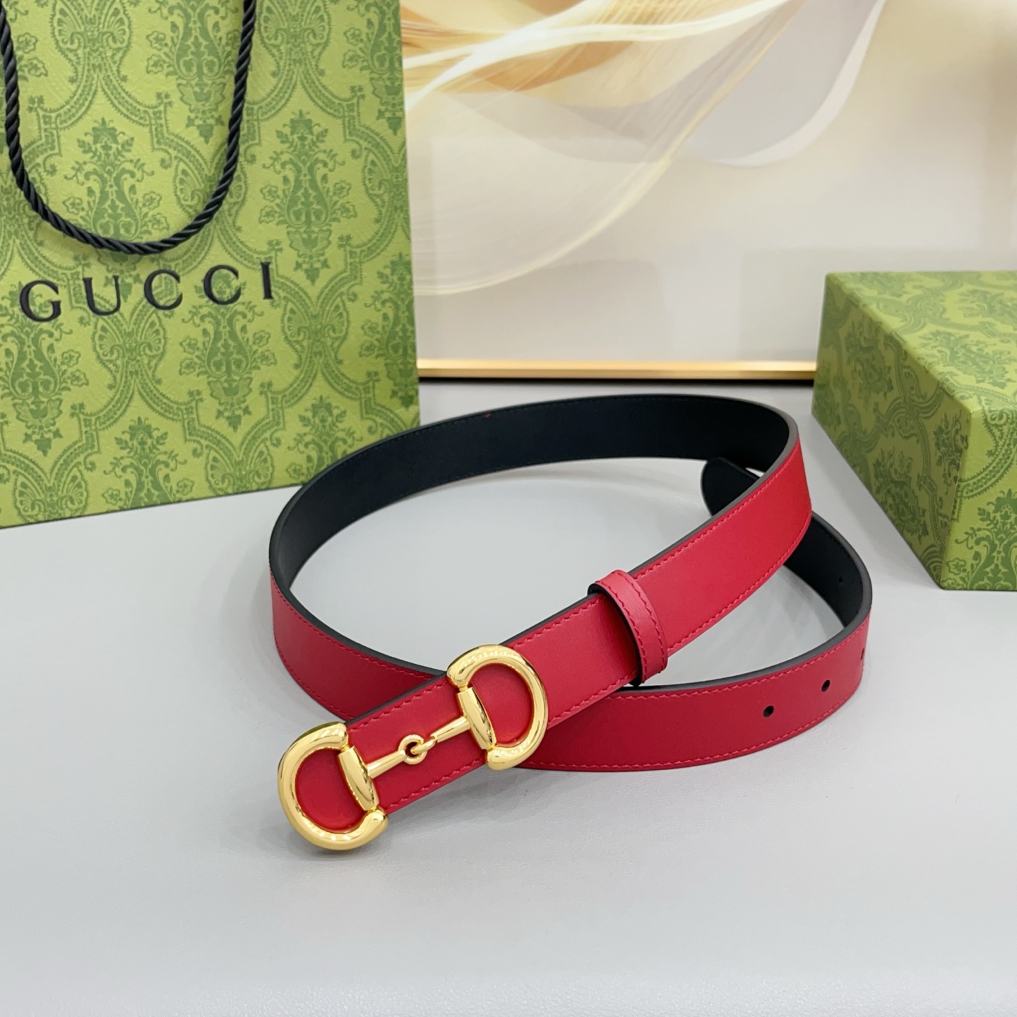 Gucci古驰 3.0cm 古驰 Primavera 确立了一套全新的廓形、质感与材质词汇表,将创新与传统理念巧妙融合 Gucci古驰 3.0cm 古驰 Primavera 确立了一套全新的廓形、质感与材质词汇表,将创新与传统理念巧妙融合