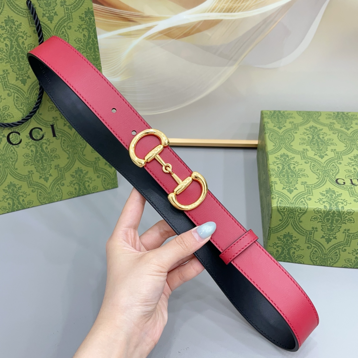 Gucci古驰 3.0cm 古驰 Primavera 确立了一套全新的廓形、质感与材质词汇表,将创新与传统理念巧妙融合 Gucci古驰 3.0cm 古驰 Primavera 确立了一套全新的廓形、质感与材质词汇表,将创新与传统理念巧妙融合