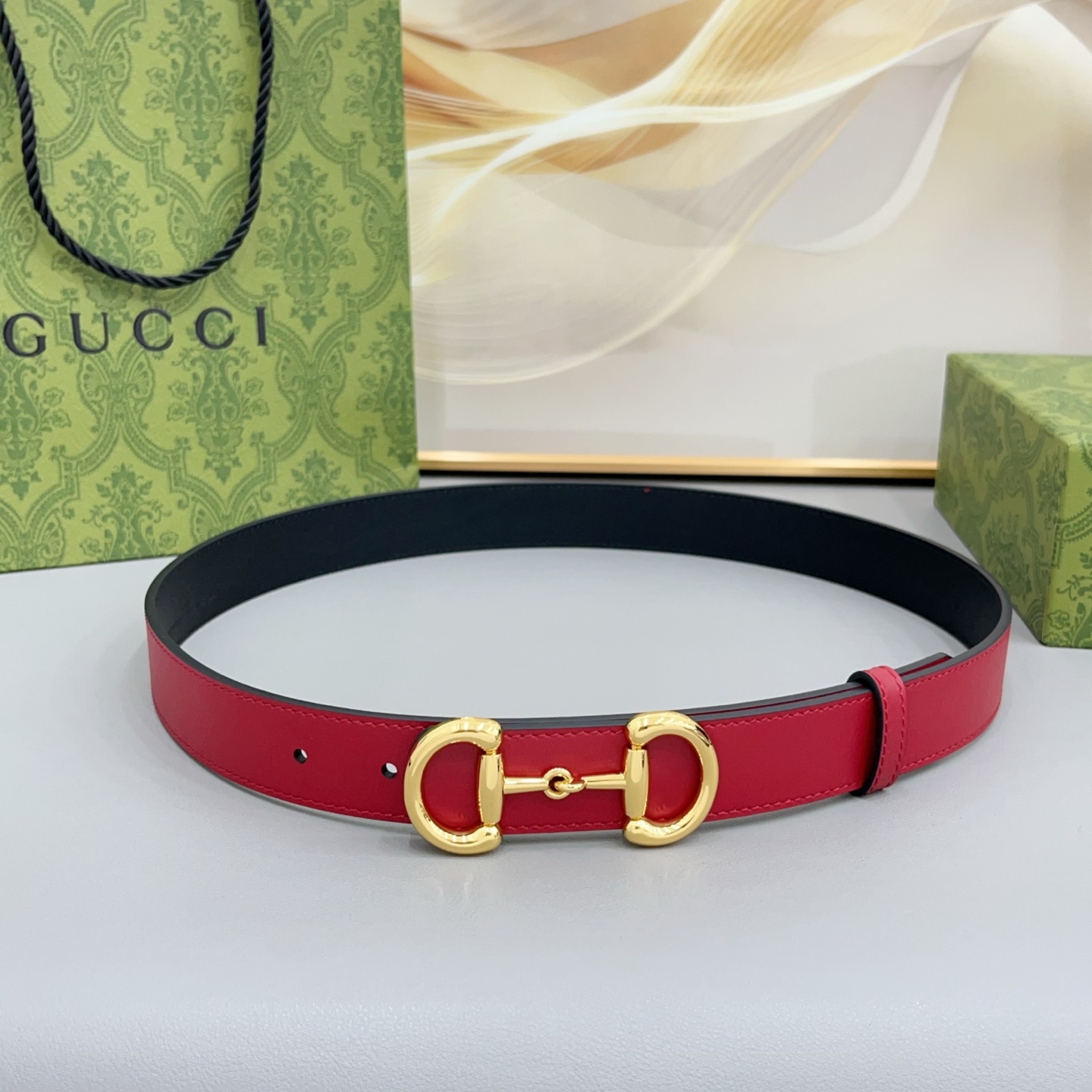Gucci古驰  3.0cm 古驰 Primavera 确立了一套全新的廓形、质感与材质词汇表，将创新与传统理念巧妙融合