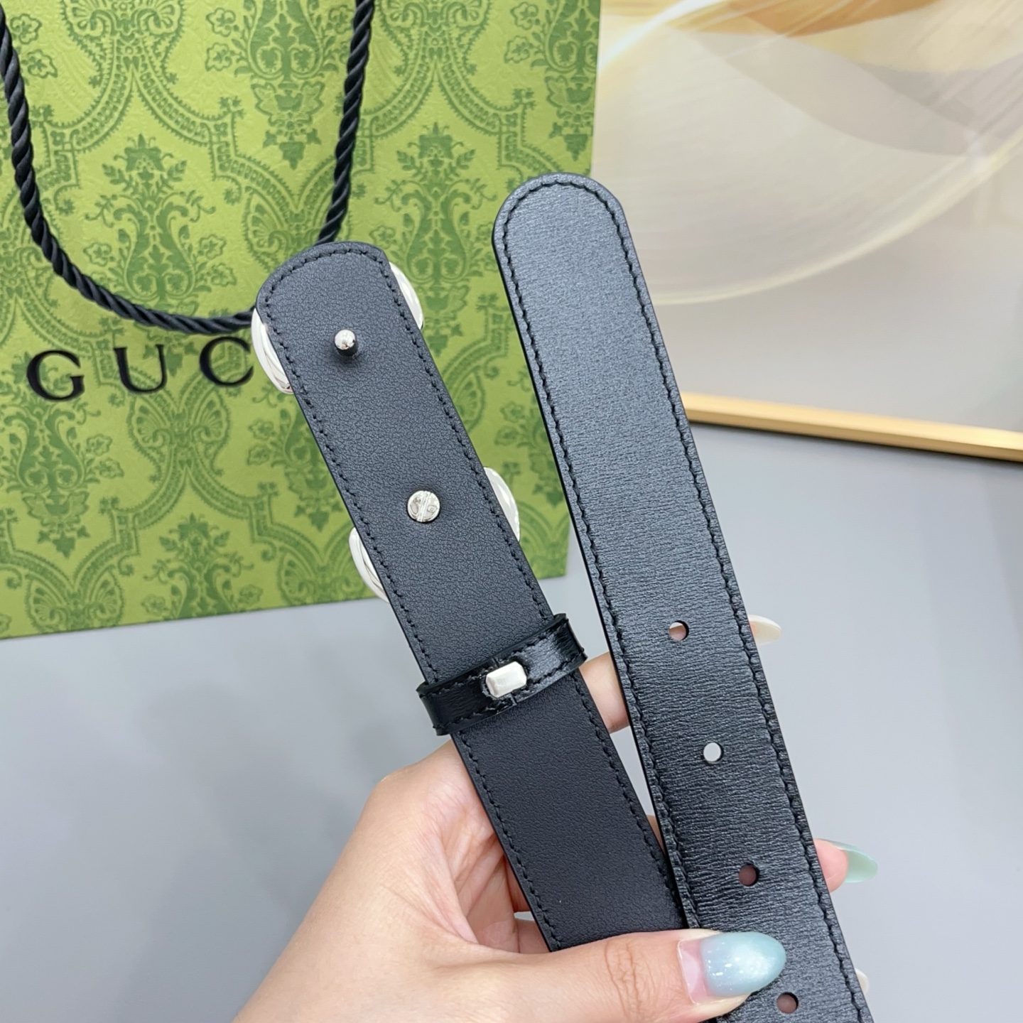 Gucci古驰 3.0cm 古驰 Primavera 确立了一套全新的廓形、质感与材质词汇表,将创新与传统理念巧妙融合 Gucci古驰 3.0cm 古驰 Primavera 确立了一套全新的廓形、质感与材质词汇表,将创新与传统理念巧妙融合