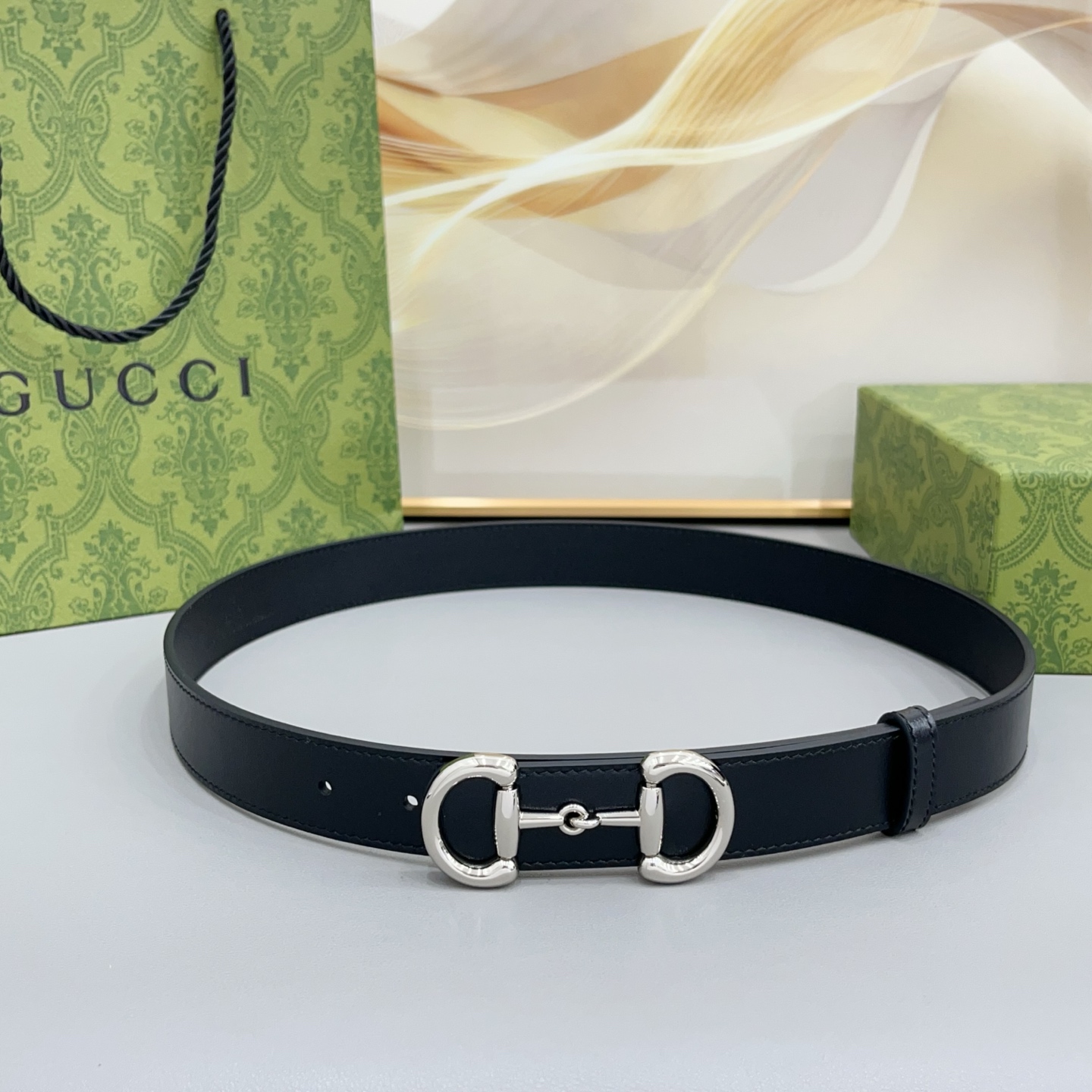 Gucci古驰  3.0cm 古驰 Primavera 确立了一套全新的廓形、质感与材质词汇表，将创新与传统理念巧妙融合