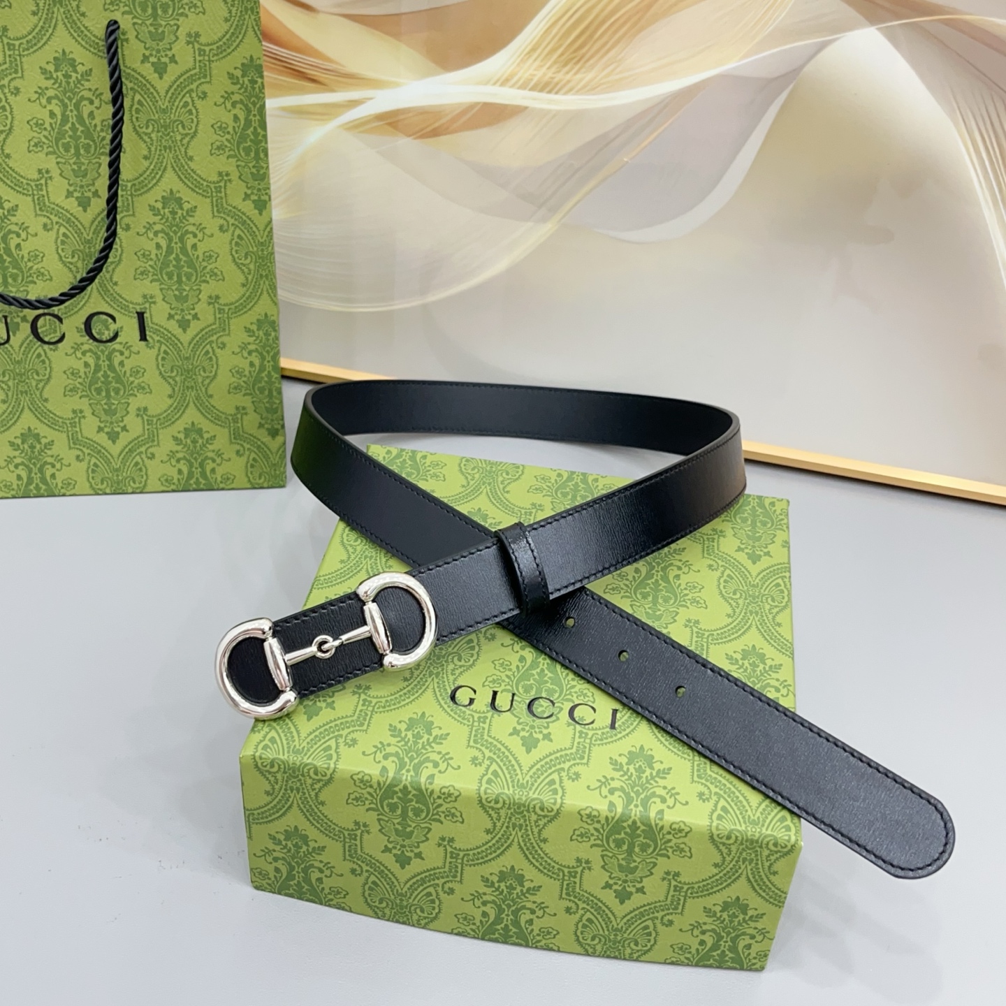 Gucci古驰 3.0cm 古驰 Primavera 确立了一套全新的廓形、质感与材质词汇表,将创新与传统理念巧妙融合 Gucci古驰 3.0cm 古驰 Primavera 确立了一套全新的廓形、质感与材质词汇表,将创新与传统理念巧妙融合