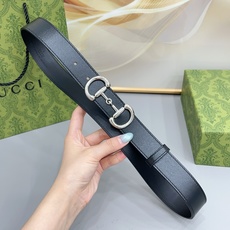 Gucci古驰 3.0cm 古驰 Primavera 确立了一套全新的廓形、质感与材质词汇表,将创新与传统理念巧妙融合 Gucci古驰 3.0cm 古驰 Primavera 确立了一套全新的廓形、质感与材质词汇表,将创新与传统理念巧妙融合