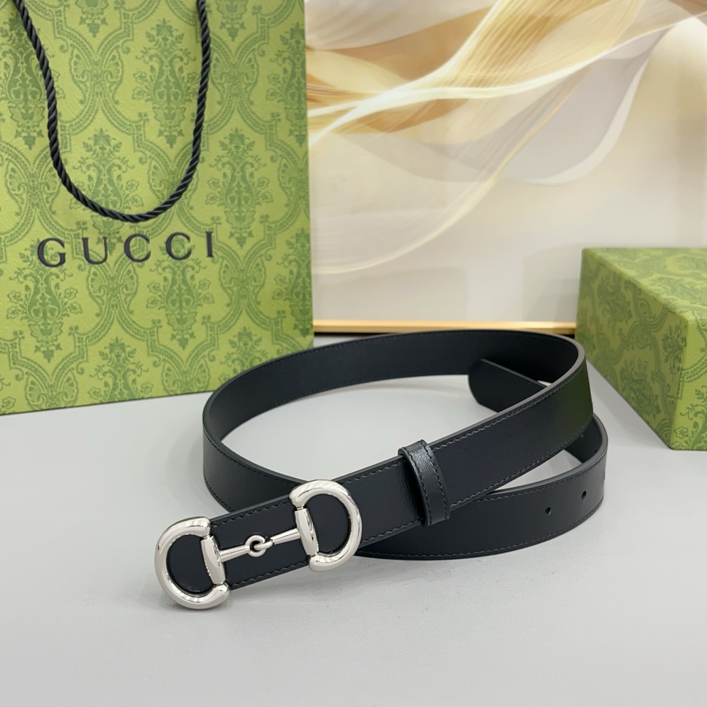 Gucci古驰 3.0cm 古驰 Primavera 确立了一套全新的廓形、质感与材质词汇表,将创新与传统理念巧妙融合 Gucci古驰 3.0cm 古驰 Primavera 确立了一套全新的廓形、质感与材质词汇表,将创新与传统理念巧妙融合