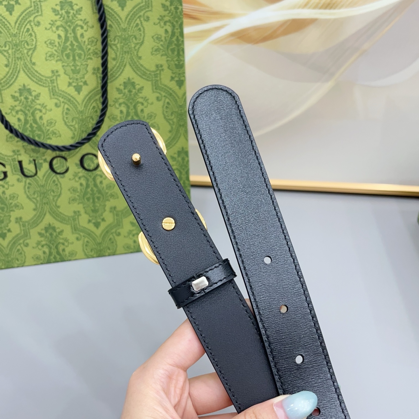 Gucci古驰  3.0cm 古驰 Primavera 确立了一套全新的廓形、质感与材质词汇表，将创新与传统理念巧妙融合