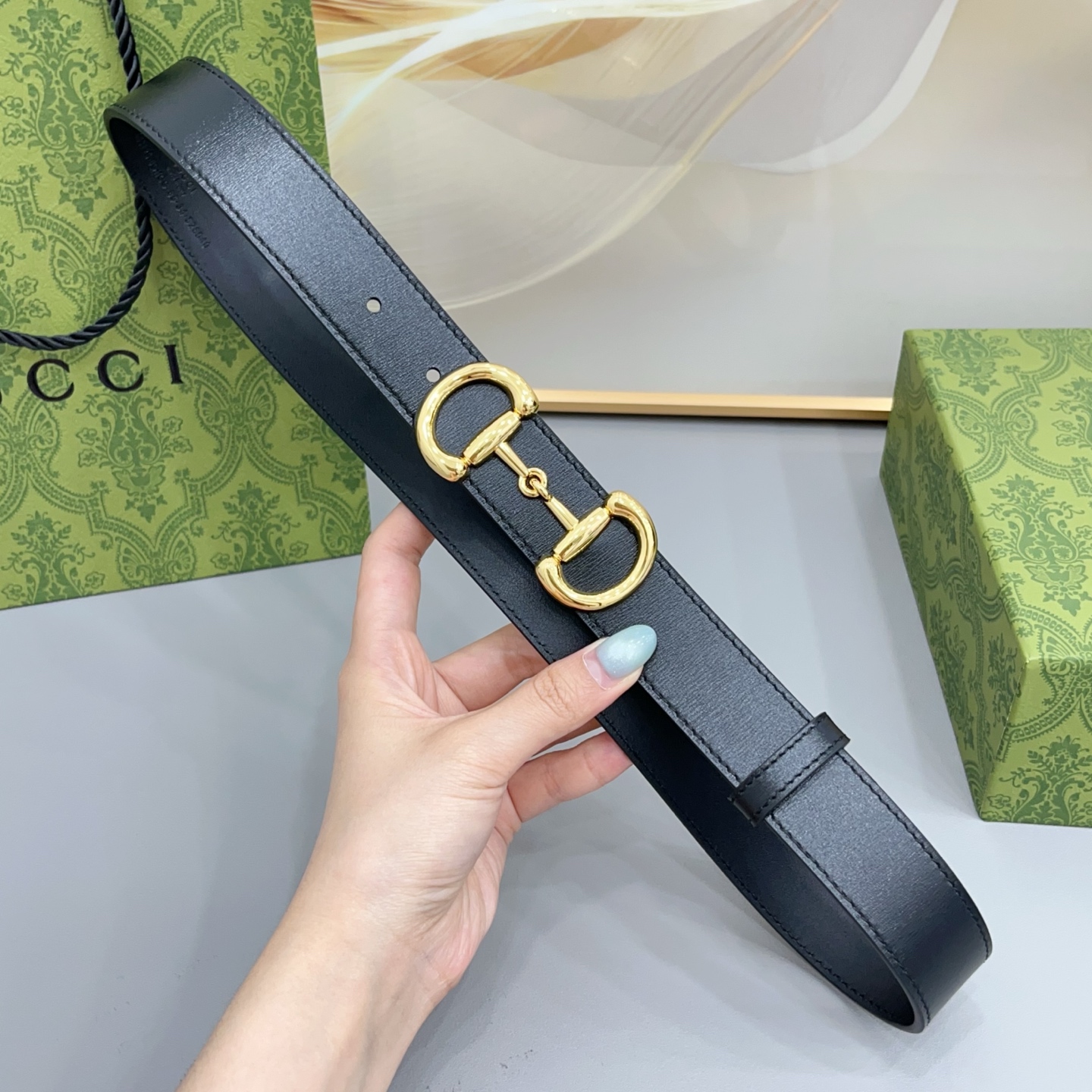 Gucci古驰  3.0cm 古驰 Primavera 确立了一套全新的廓形、质感与材质词汇表，将创新与传统理念巧妙融合