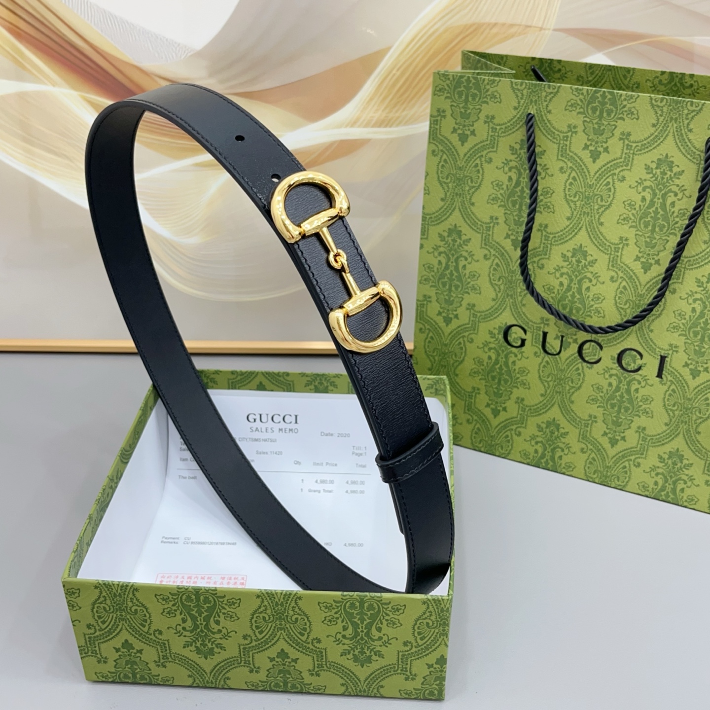 Gucci古驰  3.0cm 古驰 Primavera 确立了一套全新的廓形、质感与材质词汇表，将创新与传统理念巧妙融合