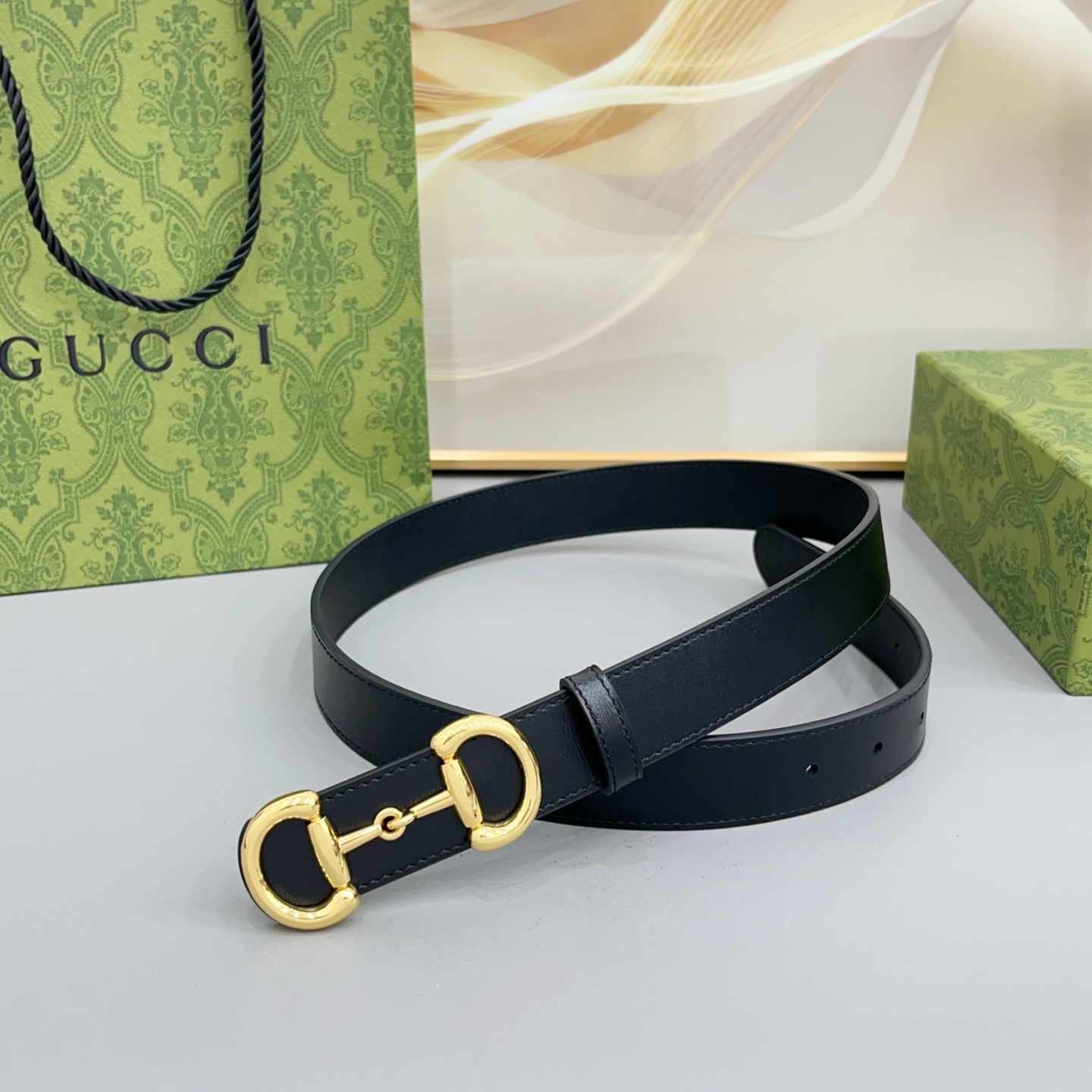 Gucci古驰  3.0cm 古驰 Primavera 确立了一套全新的廓形、质感与材质词汇表，将创新与传统理念巧妙融合