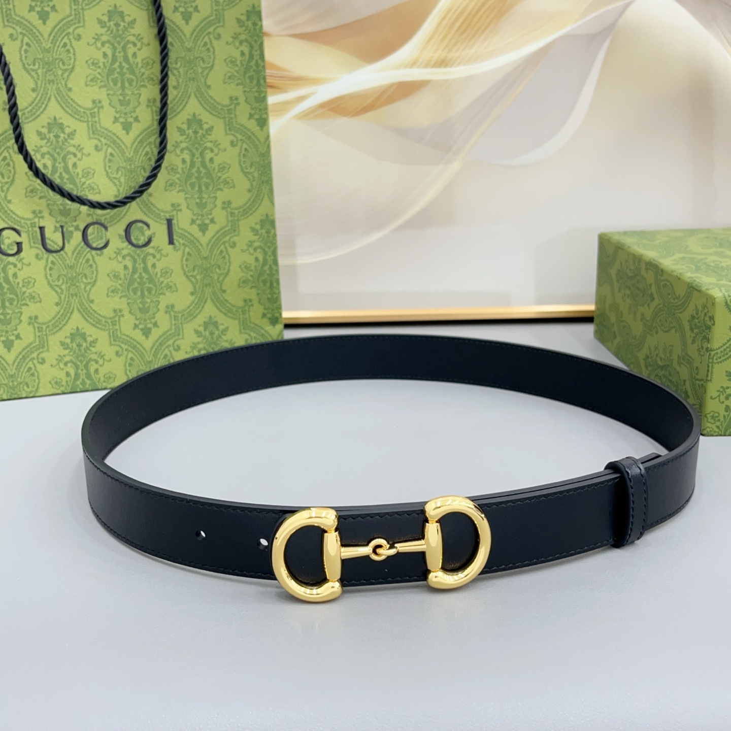 Gucci古驰  3.0cm 古驰 Primavera 确立了一套全新的廓形、质感与材质词汇表，将创新与传统理念巧妙融合