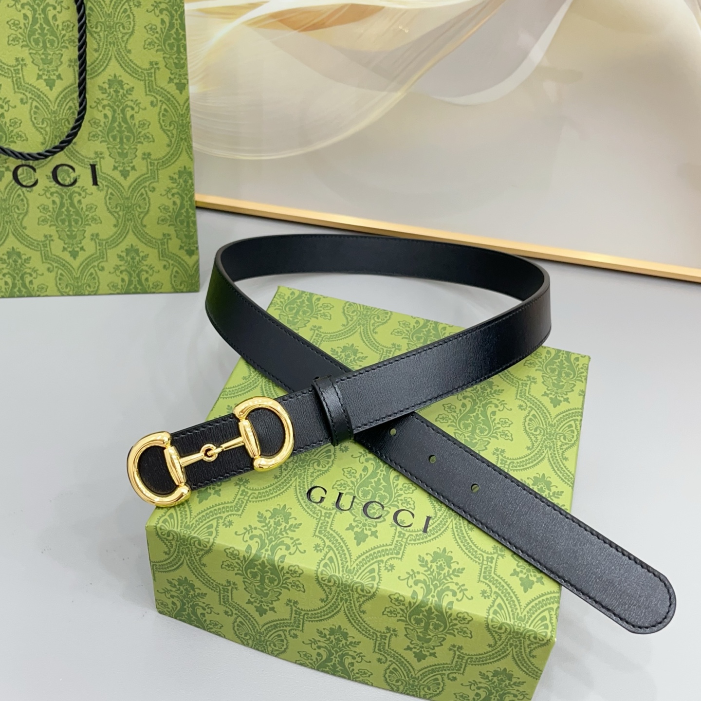 Gucci古驰  3.0cm 古驰 Primavera 确立了一套全新的廓形、质感与材质词汇表，将创新与传统理念巧妙融合