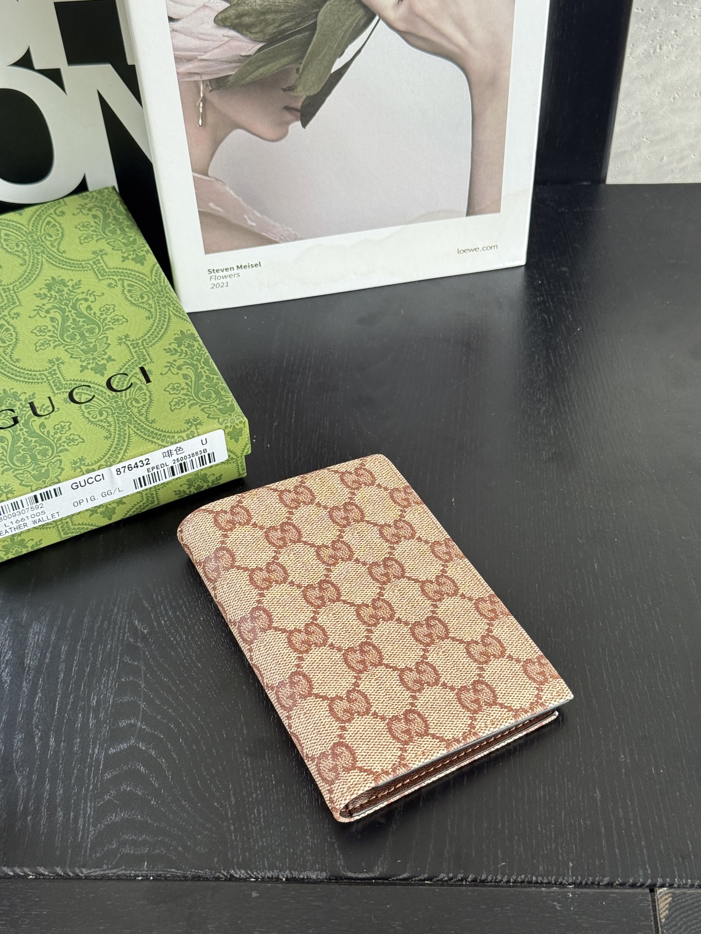 Gucci  啡色GG老花护照本｜实拍✅经典GG帆布面料，复古啡色老花质感耐看，耐磨抗造✅短款对折版型，