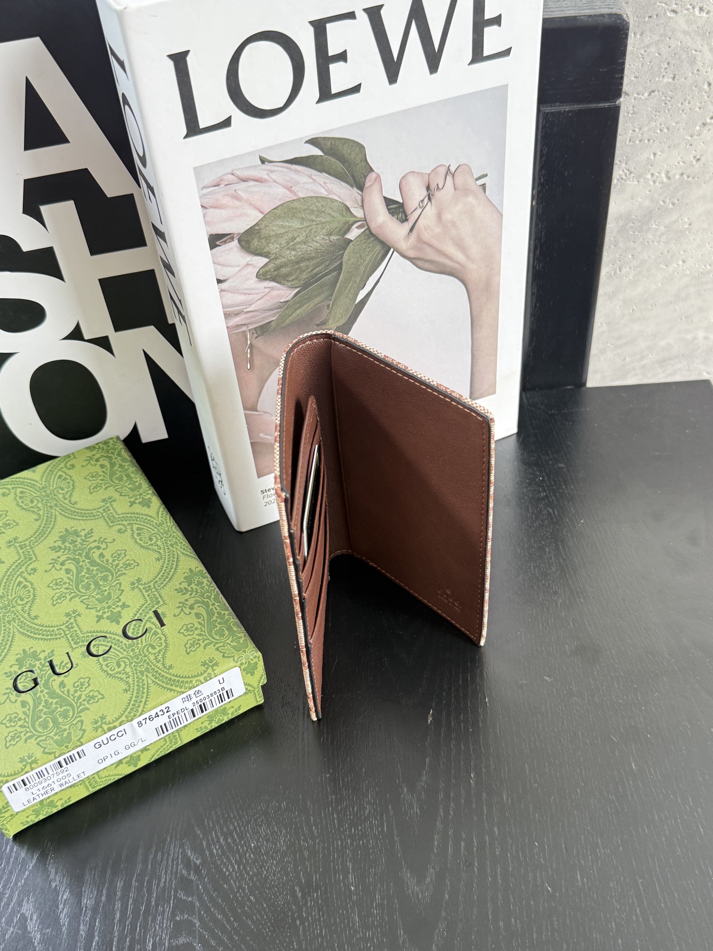 Gucci  啡色GG老花护照本｜实拍✅经典GG帆布面料，复古啡色老花质感耐看，耐磨抗造✅短款对折版型，