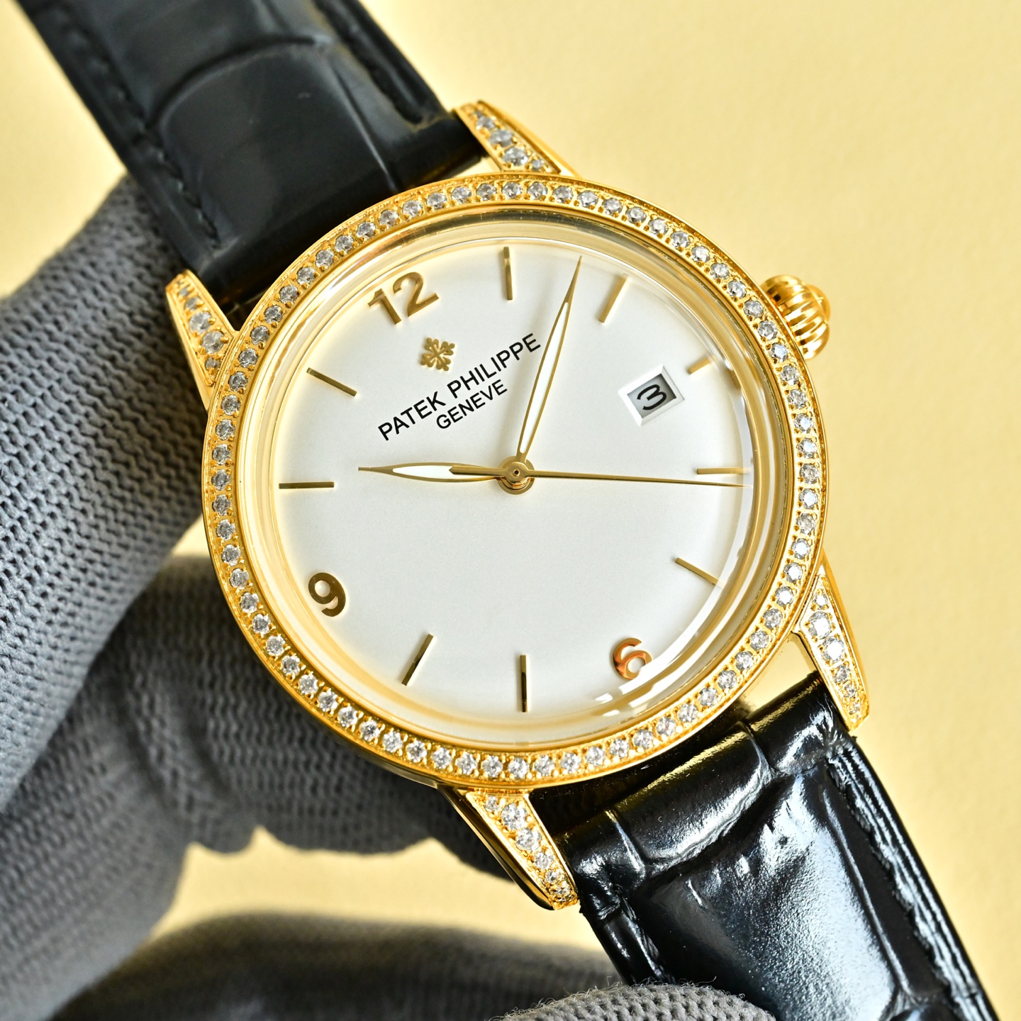 NO:585555,White shell, gold shell Patek Philippe, hot new style, Patek Philippe new pot cover, it took up to 6 months!  Ultra-thin men's automatic mechanical watch, using imported original 9015 movement, vibration frequency of 28,800 times per hour, zero repair quality, original size of 40mm in diameter, ultra-thin craftsmanship of 8mm, (can be paired with calfskin imported from Xin Italy!) The pot lid is made of glass!  Super waterproof to 50 meters!  The same style at the counter, reproduced one to one!  Bring him with you to show your sharpness and extraordinary style!  Dazzling brilliance, eternal nobility. Please look for exclusive quality, patek philippe, cowhide19860909白壳,金壳 百达翡丽,火热新款式,百达翡丽新款锅盖,耗时长达6个月！超薄男士自动机械腕表,采用进口原装9015机芯,每小时振频28800次,零返修质量,直径40mm原装尺寸,超薄工艺8mm,(可搭配采用鑫意大利进口小牛皮！)锅盖玻璃材质！超强防水50米！专柜同款,一比一复刻！带上他锋芒尽显,气派不凡！耀眼光辉,永恒尊贵.请认准独家品质,,patek philippe,cowhide,Watch