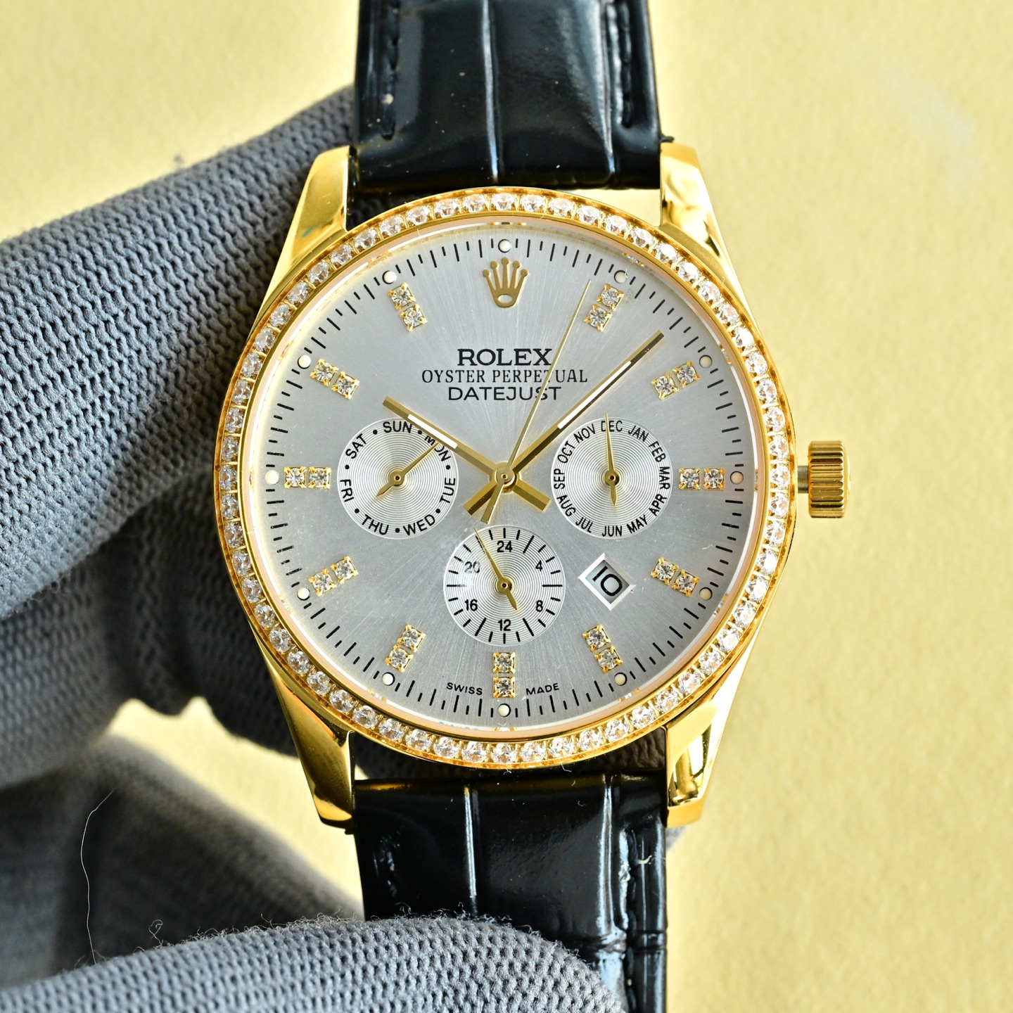 NO:585565,Diamond white 1450, gold 50 vipS factory private luxury customized top configuration diamond, (choose aperture or diamond ring) new Rolex Rolex creates a tough product in the market!  Rolex has never changed the world, but left it to the people who wear it! With its loud and sonorous voice, it shocks people's hearts. It confirms that the pursuit of perfection is eternal!  Equipped with the original imported 9100 machine (durable and zero failure) (the movement has functions of 24 hours, month and week display) super luminous effect!  Waterproof to 50 meters!  Imported 316L stainless steel! The belt is imported calfskin from Italy! Original pin buckle! Original sapphire glass is super scratch-resistant! Diameter 41mmx10mm (Buy the Rolex 9100 steel belt from now on and get free imported cowhide from America worth $1! The quality, workmanship and softness are not inferior to crocodile skin, buy and sell!) Must-sell if you transfer the picture, rolex, cowhide, crocodile skin19860909钻白1450,金50 vipS厂 私人奢侈定制顶级配置钻 ,(选光圈或钻圈)新品劳力士Rolex 打造市场狠货！劳力士Rolex 从来没有改变世界,而是把它留给戴它的人!以嘹亮的铿锵嗓音,震撼人心.以印证完美的追求,永恒不息！搭载原装进口9100机（耐用零故障）(机芯具备功能24小时,月份,星期显示)超强夜光效果！防水50米！进口316L精钢!皮带来自意大利进口小牛皮!原装针扣!原装蓝宝石玻璃超强防刮!直径41mmx10mm (即日起购买劳力士9100钢带款送价值元美洲进口牛皮！质量做工柔软度不逊于鳄鱼皮,买送！)转图必卖款,,rolex,cowhide,crocodile skin,Watch