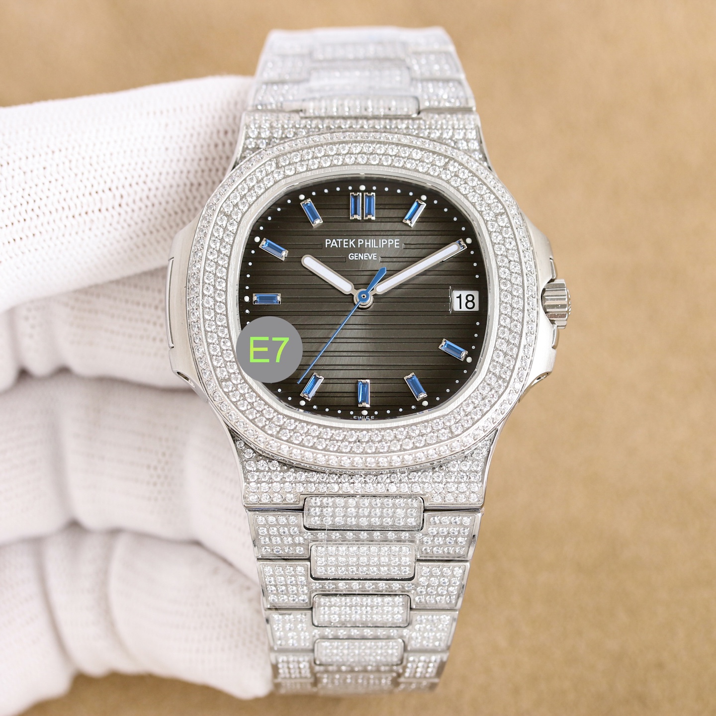 NO:585541,Unified 'The closest to the genuine 8.3mm' full-diamond Nautilus!  !  !  E7 Factory launches the Patek Philippe 5711 series of luxury diamond-encrusted limited edition Nautilus, the king of steel watches and the best detoxification solution on the Internet!  Details: 1. Equipped with a customized version of the 9015 integrated Cal. 324 fully automatic movement. 2316L customized ergonomic strap!  3. The beads in the steel band are diamond-shaped, which is consistent with the genuine product. 4. The diameter is 40mm and the thickness is 8.3mm, which is consistent with the genuine product. Wearing 5711/1A not only shows youthful vitality, but also exudes a strong sense of calmness from the inside out. It is a well-deserved 'King of Steel Watches'!  Welcome for your tasting!  Exquisitely recommended men’s mechanical watch, patek philippe19860909统一 “最接近正品的8.3mm”满钻鹦鹉螺！！！ E7 Factory 重磅推出百达翡丽 5711系列奢华镶满钻限量版鹦鹉螺,钢表之王,全网最佳解毒方案！细节方面 1搭配定制版9015一体Cal.324全自动机芯. 2316L定制级人体工程学表带！ 3钢带中珠是钻石型的,与正品相结合. 4直径40mm厚度8.3mm与正品一致 佩戴5711/1A既彰显青春活力,又由内而外散发出一股浓浓的沉稳气息,是一款当之无愧的『钢表之王』！欢迎您的品鉴！精致推荐男士机械腕表,,patek philippe,Watch