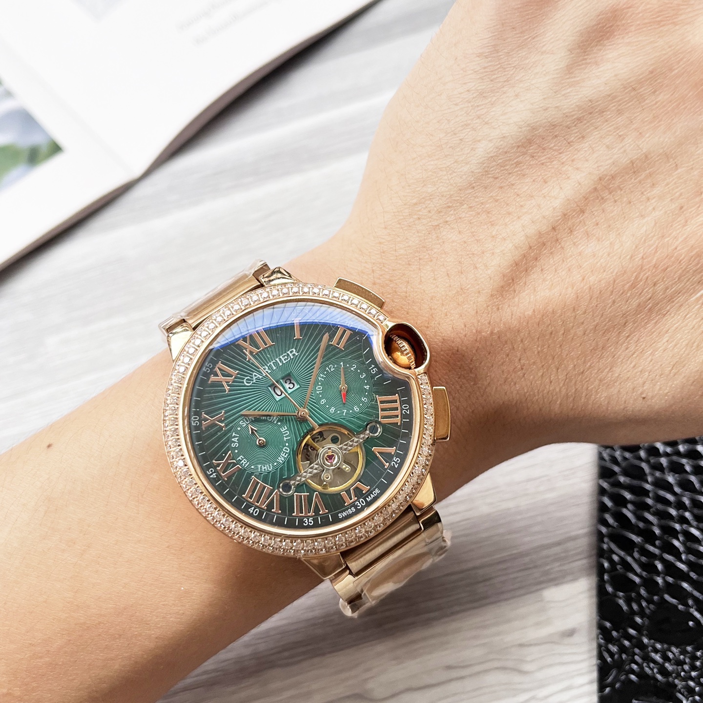 NO:585633,Platinum Steel 30 Blue Balloon Series Shocking Launch [Latest] Cartier Multifunctional Boutique Design [Type] Boutique Men's Watch [Strap] Genuine Leather Strap [Movement] High-End Fully Automatic Mechanical Movement [Mirror] Mineral Strengthened Glass (Higher Definition) Elegant Taste Vast and Ingenious A Wrist Treasure Size 42mm in Diameter 12.5mm Thickness Hot on the Market!  Welcome to reprint!  ,,cartier,cowhide19860909白金钢30 蓝气球系列 震撼上市【最新】卡地亚 多功能精品设计【类型】精品男士腕表【表带】真牛皮表带【机芯】高端全自动机械机芯【镜面】矿物质强化玻璃（更高清） 品味高雅 浩瀚大气 匠心独运 腕间瑰宝 尺寸直径42mm厚12.5mm热卖上市！欢迎转载！,,cartier,cowhide,Watch