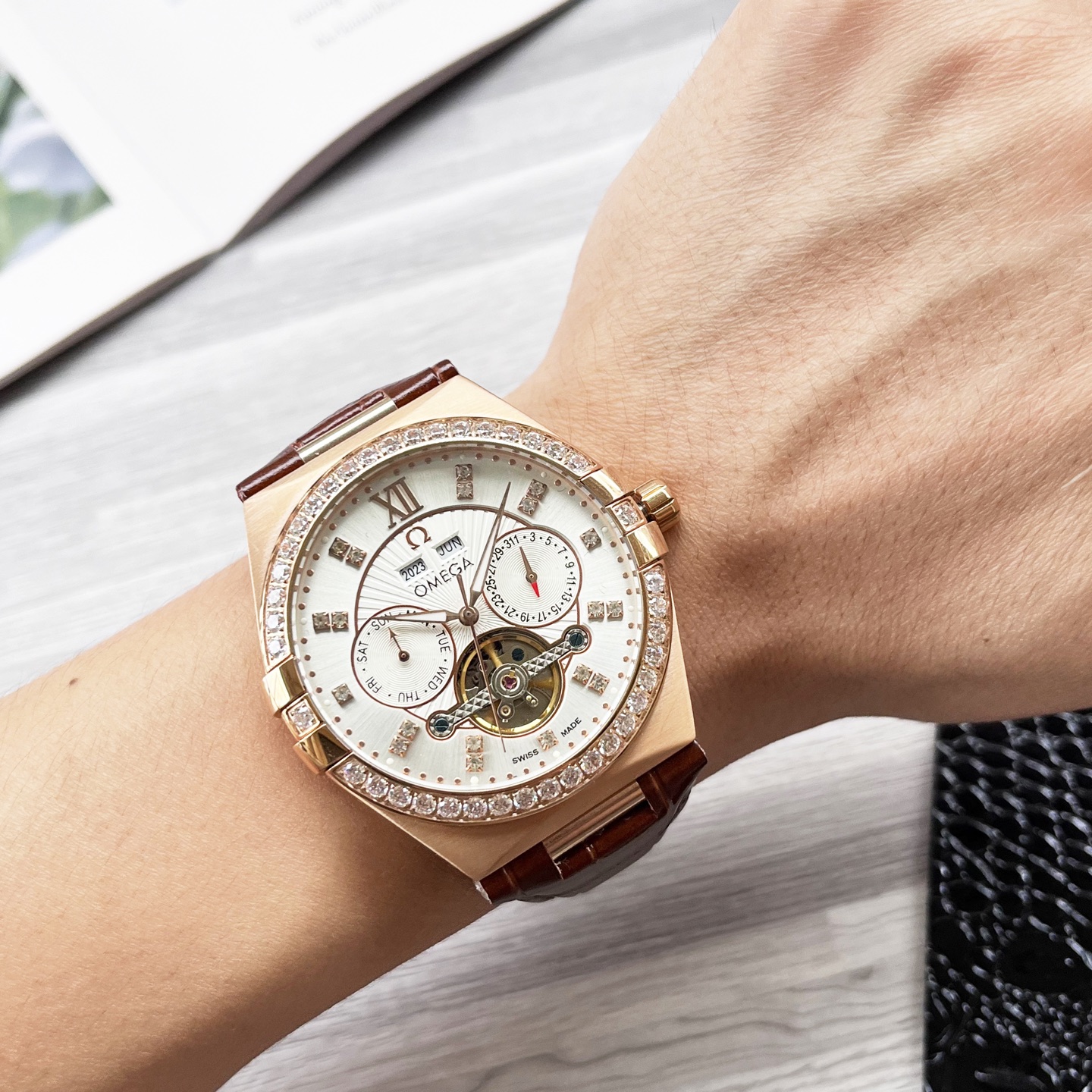 NO:585643,Platinum Omega fine men's watch, noble and elegant, gentlemanly style, excellent quality, best-selling all over the city. It adopts fully automatic mechanical movement, top-grade 316 stainless steel case, imported calfskin strap, mineral super mirror, diameter 42mm, omega, cowhide19860909白 金 欧米茄 精品男士腕表 尊贵大气,绅士风范,卓越品质,热卖全城.采用全自动机械机芯,顶级316精钢表壳,进口小牛皮表带,矿物质超强镜面,直径42mm,,omega,cowhide,Watch