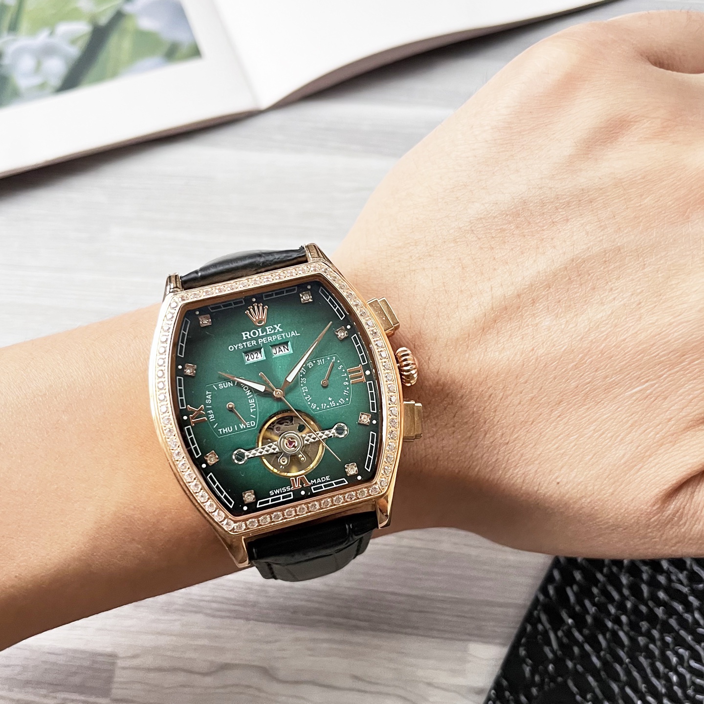 NO:585562,Platinum barrel new product shocking launch [latest] Rolex multi-functional boutique, three-needle large flywheel design [type] boutique men's watch [strap] genuine cowhide strap [movement] high-end fully automatic mechanical movement [mirror] mineral strengthened glass (higher definition) elegant taste vast atmosphere unique ingenuity wrist treasure size diameter 42mm thick 12.5mm hot sale on the market!  Welcome to reprint!  ,,rolex,cowhide19860909白金 酒桶新品 震撼上市【最新】劳力士 多功能精品,三针大飞轮设计【类型】精品男士腕表【表带】真牛皮表带【机芯】高端全自动机械机芯【镜面】矿物质强化玻璃（更高清） 品味高雅 浩瀚大气 匠心独运 腕间瑰宝 尺寸直径42mm厚12.5mm热卖上市！欢迎转载！,,rolex,cowhide,Watch