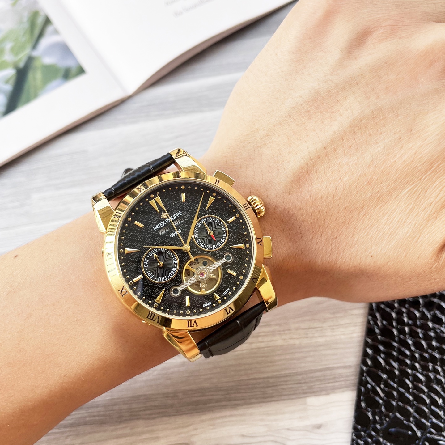 NO:585579,Unified, complex timepieces, luxurious and elegant, classic new products, shocking launch [latest] Patek Philippe multi-functional boutique, large flywheel design [type] boutique men's watch [strap] genuine cowhide strap [movement] high-end fully automatic mechanical movement [mirror] mineral-strengthened glass (higher definition) elegant taste vast atmosphere unique ingenuity wrist treasure size 42mm diameter 12.5mm thick hot sale on the market!  Welcome to reprint!  ,,patek philippe,cowhide19860909统一 复杂时计 奢华大气 经典新品 震撼上市【最新】百达翡丽 多功能精品 大飞轮设计【类型】精品男士腕表【表带】真牛皮表带【机芯】高端全自动机械机芯【镜面】矿物质强化玻璃（更高清） 品味高雅 浩瀚大气 匠心独运 腕间瑰宝 尺寸直径42mm厚12.5mm热卖上市！欢迎转载！,,patek philippe,cowhide,Watch