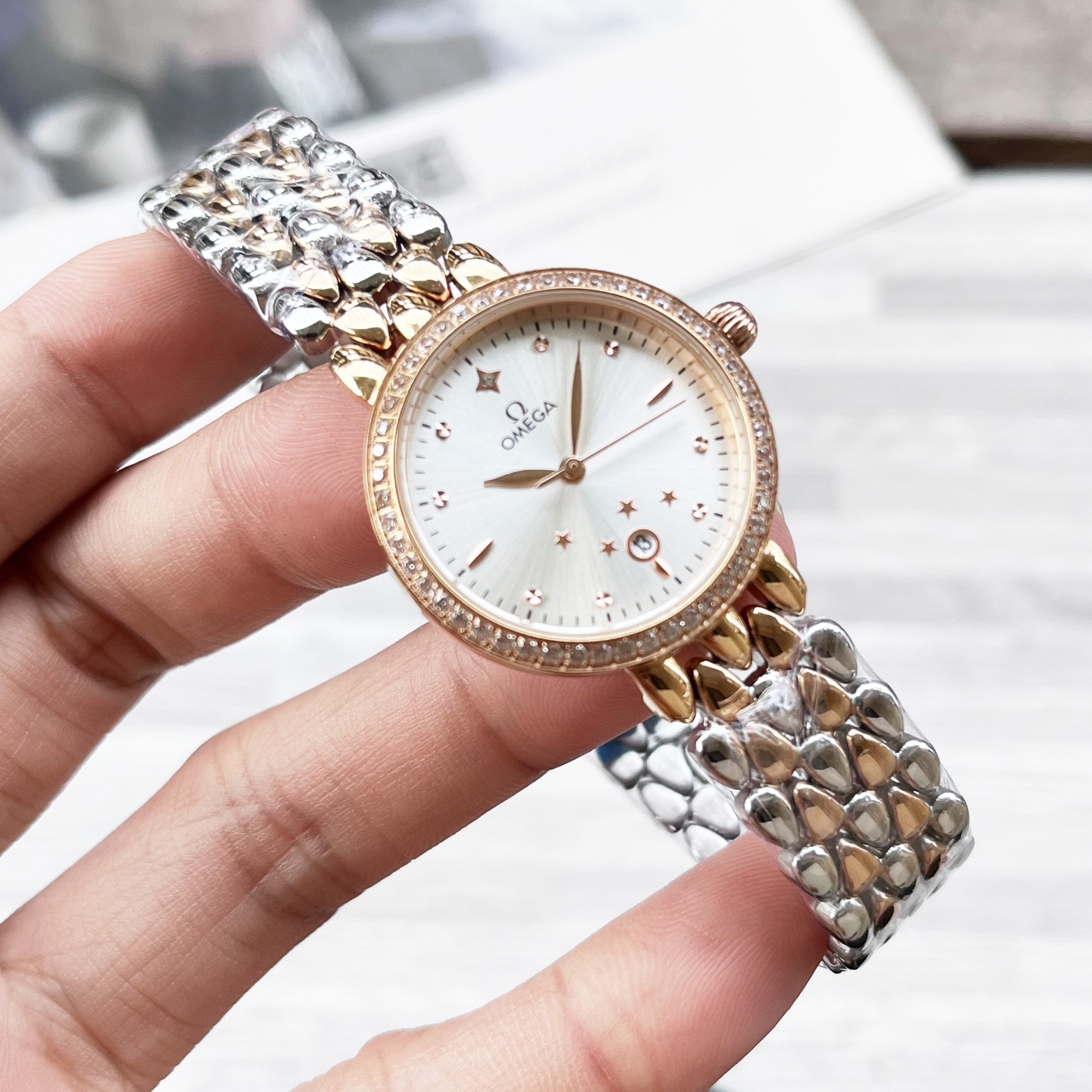 NO:585590,White rose gold diamond ring [Celebration] [New design, classic hot sale] Omega women's watch imported quartz movement, mother-of-pearl dial, sapphire mirror, size 26mm [Celebration] 316L stainless steel case, stainless steel strap, fashion style, elegant temperament, omega19860909白玫瑰金钻圈[庆祝]【全新设计 经典热卖】欧米茄 女士腕表进口石英机芯 贝母表盘 蓝宝石镜面 尺寸26mm[庆祝]316L精钢表壳 精钢表带 时尚风格 优雅气质,,omega,Watch