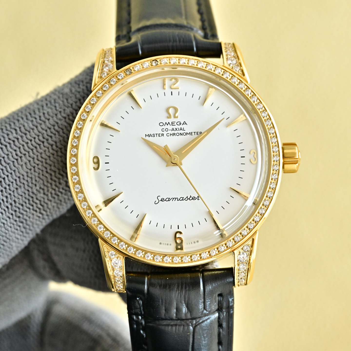 NO:585624,Gold and white, same price, 50 diamonds, OMEGA Seamaster 1948 watch is coming!  Welcome to taste!  Exclusively customized 8806 Master Chronometer integrated movement. The texture, structure, balance wheel position and hollowing are all consistent with the original version. The beauty of the operation is clearly visible, the travel time is accurate, and the power reserve is 55 hours. The case is made of 316L stainless steel, arched sapphire glass, and the interior is anti-reflective. The sapphire glass on the back is engraved with the words 'SEAMASTER' (Seamaster Series), 'LIMITED EDITLON' (Limited Edition) and the limited edition code.  Italian cowhide with original buckle, waterproof to 50 meters, omega, cowhide19860909金白同价 钻50 欧米茄 OMEGA 海马系列 1948腕表 重磅来袭！欢迎品鉴！ 独家定制8806至臻天文台一体机芯,纹理、结构、摆轮位置和镂空均与原版一致,运转美态清晰可见,走时精准,动力储蓄 55 小时. 表壳材质316L精钢,拱形蓝宝石玻璃,内部采用防反光处理.表背蓝宝石玻璃 刻有“SEAMASTER”（海马系列）“LIMITED EDITLON”（限量版）字样及限量编码 意大利牛皮搭配原装扣 防水深度50米,,omega,cowhide,Watch