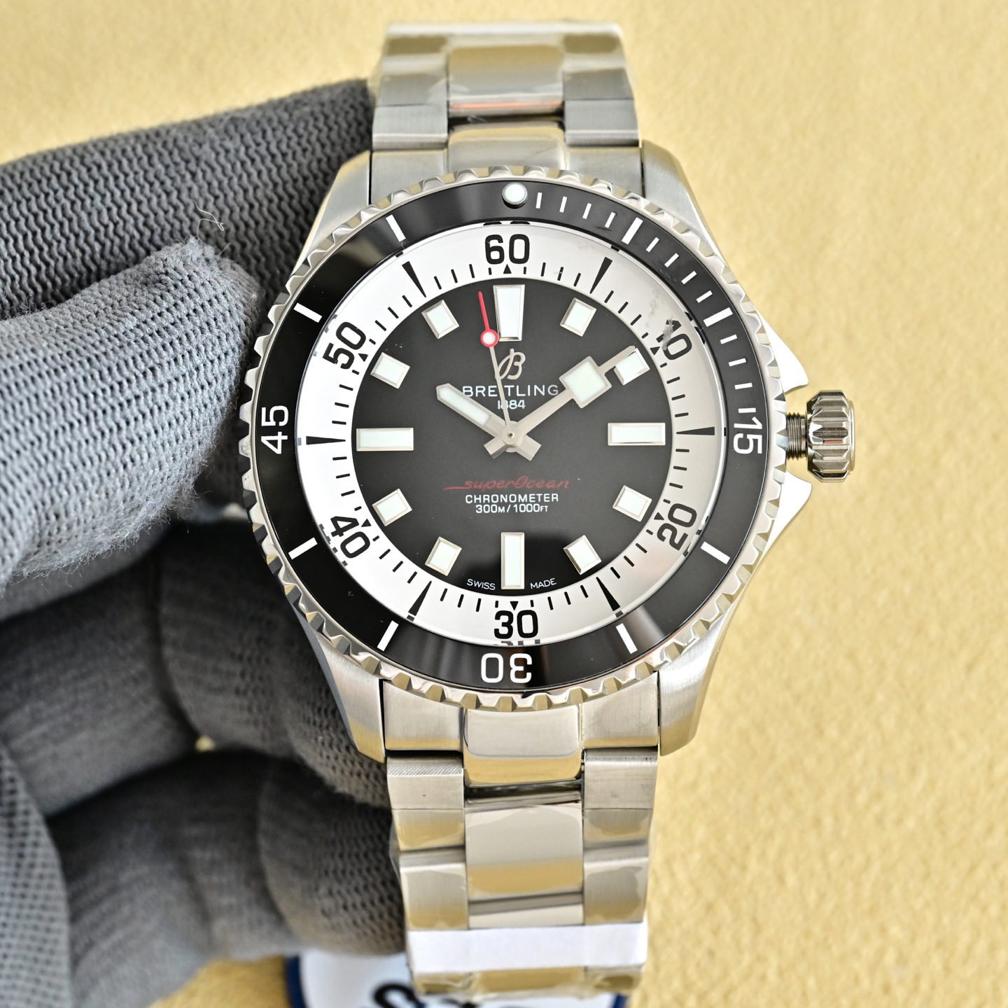 NO:585628,Tape Steel Band BLS Breitling Super Ocean Series 42mm Watch. 1 A diving watch must not only meet the requirements of clear reading, but also be easy to operate. This time scale and hands are coated with maximum luminous coating to ensure that they can be read clearly in the dim deep sea, just like a small light bulb in the dark; convenience is inseparable from the pitted ceramic bezel and micro-pull folding clasp; it is matched with a precise mechanical movement and wear-resistant double-spherical sapphire glass. 2  The geometric hands are clear and stylish. The hands of this watch bring the charm of geometry to the extreme. The novel and harmonious combination is not only clear when reading, but also unforgettable at first sight.  3. Listen to the sound to identify the watch, and it is easy to operate. People who like mechanical watches are also fascinated by the sounds when winding the chain and rotating the bezel. Listening to the distinct rhythm, the hands seem to be able to clearly feel the smooth operation of each component. The details of the one-way rotating bezel and screw-in crown make it easy for the wearer to operate even with long nails, and every time they interact with the watch, they hear the crisp and pleasant mechanical sound.  4. There are many choices, so you should try boldly. The dial logo, bezel scale, time scale, etc. of the Super Ocean series are as pure as possible in color and details to highlight the colorful dial colors. Multi-color ceramic rings are matched with colorful dials to have more diverse choices!  ,,breitling19860909胶带 钢带 BLS百年灵超级海洋系列42mm腕表. 1潜水表既要满足清读时,更要操作便捷.此款时标和指针大限度的夜光涂层,保证在昏暗的深海能清晰读时,如在黑暗中的小灯泡一样；便捷则离不开带坑纹的陶瓷表圈、微拉扣的折叠表扣；配搭精准机械机芯与耐磨的双球形蓝宝石玻璃. 2 几何指针,清晰更有型.此款腕表的指针将几何魅力挥洒到极致,新奇而和谐的组合,不但读时清晰,更一见难忘. 3听声辨表,操作便捷.喜欢机械腕表的人,也多为上链时、旋转表圈时的声音着迷.听着那分明的节奏,手下似乎更能清晰地感受到各个部件在流畅运转.单向旋转表圈、旋入式表冠在细节上的处理使得佩戴者即使是长指甲也能轻松操作,并且每一次与腕表互动都听到那清脆悦耳的机械声. 4选择众多,宜大胆尝试.超级海洋系列的表盘Logo、表圈刻度、时标等在配色和细节上都尽可能的纯粹,以凸显多彩的盘面颜色.多色陶瓷圈与多彩的盘面配搭,拥有更多样化的选择！,,breitling,Watch