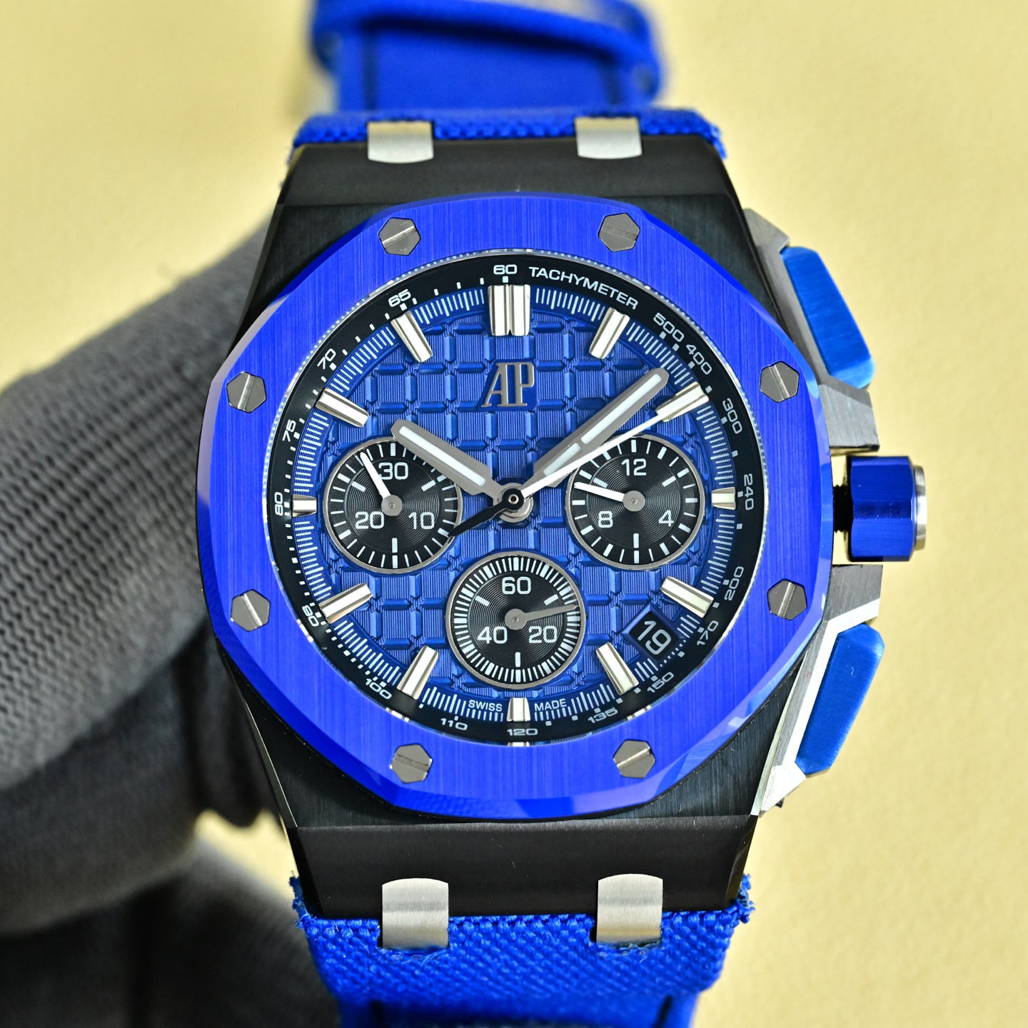 NO:585656,Unified LS.Factory Audemars Piguet Royal Oak Offshore 26420 New Upgraded Version 1. New molded 43mm case (the market version is 44mm, which is the case of the old 26400) adopts a new design, a more ergonomic case, and more refined case details. It has larger polished chamfers, size 43MM~15.6MM,  The 43 mm wide case has been carefully modified to accommodate the new movement with a slightly larger diameter. 2. Calendar upgrade. After the transformation of the movement, the original large calendar has been realized. The date window has been pushed to the edge of the dial, and the hands have also been slightly modified. 3. The movement is made of Dandong 7750 (6 small seconds) changed to Caliber4401 (large splint) for better appearance and more stable quality. 4. The case is made of Japanese 316  Made of fine steel, the steel shell is brighter and brighter (not ordinary 306 steel used in the market) 5. The ring is made of Korean imported ceramics (black, blue, green, ceramic ring) and the mirror is made of sapphire glass 6. The strap is made of imported fluorine rubber tape, which is more comfortable to wear and feels better. The belt is made of first-layer cowhide, and the cloth belt is made of leather wrapping cloth, which is not pressed from leather. 7.  The dial is upgraded, the dial pattern is slow-cut by CNC (not hydraulic), the finished pattern is clear, and the iconic squares are now connected to each other by crosses.,,audemars,cowhide19860909统一 LS .Factory 爱彼 Audemars Piguet  皇家橡树离岸型26420 全新升级版 1、新开模43 毫米表壳（市场版本44毫米,是套用旧款26400的壳）采用全新设计、更符合人体工学的表壳、更精致的表壳细节,它具有较大的抛光倒角, 尺寸 43MM~15.6MM, 43毫米宽的表壳经过精心修饰,以容纳直径稍大的新机芯 2、 日历升级,经过对机芯的改造,实现了对原版的大日历,日期窗口被推到了表盘的边缘,指针也经过了轻微修饰. 3、机芯采用丹东 7750（6 小秒）改 Calibre4401(大夹板）更佳美观,质量更稳定. 4、表壳采用日本 316 精钢打造,显示出钢壳更佳鲜亮（非市场用普通 306 钢） 5、圈口采用韩国进口陶瓷（有黑色,蓝色,绿色,陶瓷圈口）镜面采用蓝宝石玻璃镜面 6、 表带采用进口氟橡胶胶带,配带起来更加舒服,手感更好,皮带采用头层牛皮,布带采用皮包布,非皮革压制而出 7、 表盘升级,表盘纹路由CNC慢冼（非油压式）,成品纹路清晰,标志性的方形现在通过十字相互连接.,,audemars,cowhide,Watch