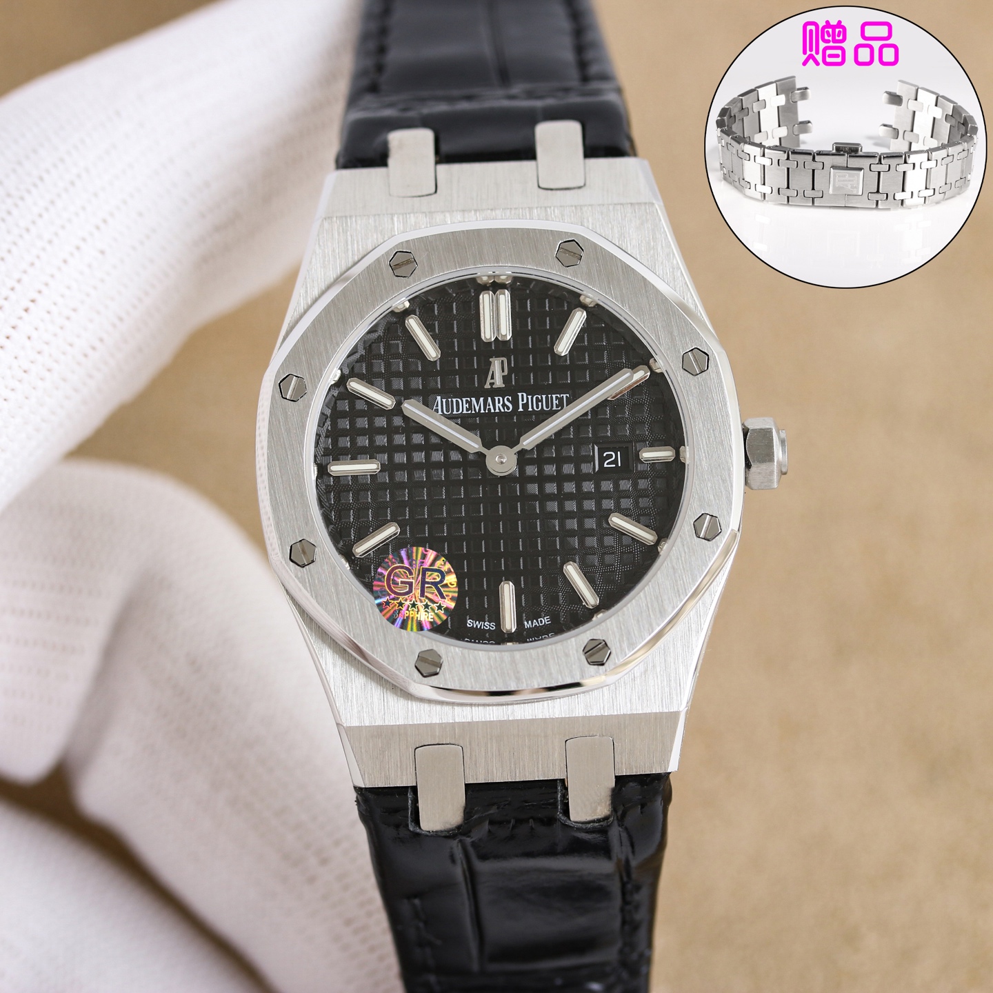 NO:617357,GR produced white case, gold case, 50 diamonds GR Factory AUDEMARS PIGUET Audemars Piguet Royal Oak Series R72 67651OR women's quartz watch ~ shining debut!  Goddess versatile style, sparkling and adorable!  AP Audemars Piguet 33mm Two Needle Quartz AP  GR purchased genuine disassembly and demolding, polished the whole process with CNC, and calibrated and adjusted the shape many times, with clear edges and corners. The diameter of the case is 33MM, the polygonal bezel is closely matched with the case, and the bezel is fixed to the case with hexagonal screws (the bezel is inlaid with exquisite Swarovski  Shiqi diamond, dazzling) The strap links are exquisite and regular. The links have been carefully polished hundreds of times to show a perfect texture. The folding clasp is simple to open and close and easy to wear. The lugs of the watch are bent to ensure that the watch fits better with the wrist.  The dial is engraved with 'Grande Tapisserie' large square pattern decoration, with fluorescent three-dimensional time scales and Royal Oak hands. The large hands and time scales make reading easy and clear. The date display window at three o'clock is displayed with Arabic numerals. The watch has a sealed bottom, and the English name of the Royal Oak series 'Royal Oak' is engraved on the bottom. It is equipped with Swiss F04111 quartz movement inside. It keeps accurate time!  Produced by GR, the goddess can also be royal!  Luxurious and exquisite recommended quartz watches for women. The best luxury recommendations for gifts, please look for the exclusive quality of GR, swarovski, audemars19860909GR 出品 白壳 金壳 钻50 GR Factory AUDEMARS PIGUET 爱彼 皇家橡树系列 R72 67651OR女士石英腕表～闪耀登场！女神百搭款,闪闪惹人爱！AP 爱彼 33mm 两针石英 AP GR购入正品拆解开模,全程CNC打磨,多次校对调整版型,棱角分明.表壳直径33MM,多边形状表圈与表壳精密相合,表圈以六边形螺丝栓固定在表壳上（圈口镶嵌精美施华洛世奇钻,璀璨夺目）表带链节精致规整,链节经过上百次细致的打磨处理,呈现出完美的纹理.折叠式表扣开合简单,佩戴方便.腕表表耳处呈弯折状,可以保证腕表与腕部更加贴合. 表盘镌刻“Grande Tapisserie”大方格纹装饰,搭配荧光立体时标和皇家橡树指针,宽大的指针和时标让读时简单清晰.三点位置日期显示窗口,以阿拉伯数字显示. 腕表为密闭表底,表底上镌刻皇家橡树系列的英文名称“Royal Oak”字样.内部搭载瑞士F04111石英机芯.走时精准！ GR出品,让女神也可以很皇家！奢华精致推荐女士石英腕表 送礼最佳奢华推荐请认准GR独家品质,,swarovski,audemars,Watch