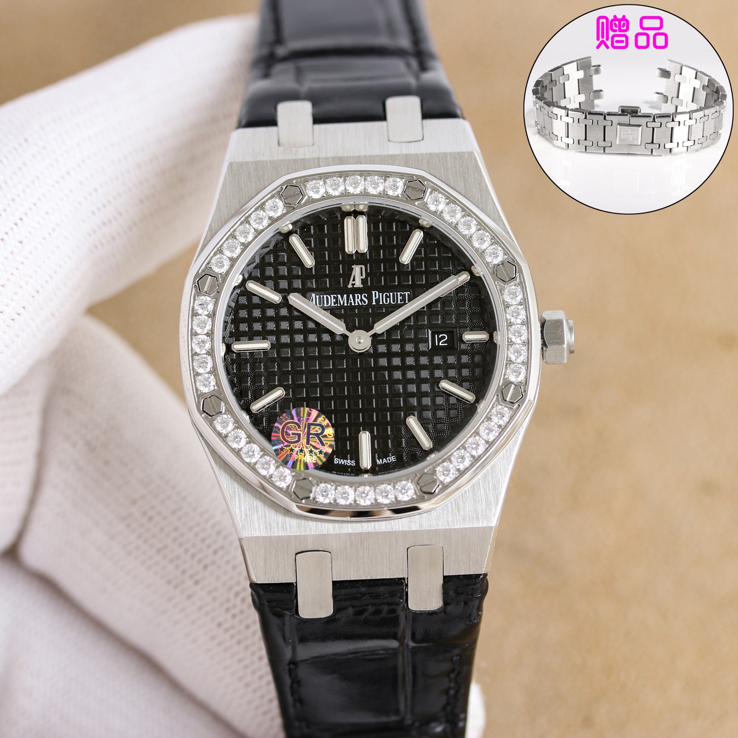 NO:602668,White gold, 50 diamonds, AUDEMARS PIGUET Royal Oak series 67651OR ladies quartz watch ~ makes a shining debut!  Goddess versatile style, sparkling and adorable!  GR purchased genuine disassembly and demolding, polished the whole process with CNC, and calibrated and adjusted the shape many times, with clear edges and corners. The diameter of the case is 33MM, the polygonal bezel is closely matched with the case, and the bezel is fixed to the case with hexagonal screws (the bezel is inlaid with exquisite Swarovski  Shiqi diamond, dazzling) The strap links are exquisite and regular. The links have been carefully polished hundreds of times to show a perfect texture. The folding clasp is simple to open and close and easy to wear. The lugs of the watch are bent to ensure that the watch fits better with the wrist.  The dial is engraved with 'Grande Tapisserie' large square pattern decoration, with fluorescent three-dimensional time scales and Royal Oak hands. The large hands and time scales make reading easy and clear. The date display window at three o'clock is displayed with Arabic numerals. The watch has a sealed bottom, and the English name of the Royal Oak series 'Royal Oak' is engraved on the bottom. It is equipped with a Swiss 784 quartz movement inside. It keeps accurate time!  Produced by GR, the goddess can also be royal!  ,,swarovski,audemars19860909白 金 钻50 AUDEMARS PIGUET爱彼 皇家橡树系列67651OR女士石英腕表～闪耀登场！女神百搭款,闪闪惹人爱！ GR购入正品拆解开模,全程CNC打磨,多次校对调整版型,棱角分明.表壳直径33MM,多边形状表圈与表壳精密相合,表圈以六边形螺丝栓固定在表壳上（圈口镶嵌精美施华洛世奇钻,璀璨夺目）表带链节精致规整,链节经过上百次细致的打磨处理,呈现出完美的纹理.折叠式表扣开合简单,佩戴方便.腕表表耳处呈弯折状,可以保证腕表与腕部更加贴合. 表盘镌刻“Grande Tapisserie”大方格纹装饰,搭配荧光立体时标和皇家橡树指针,宽大的指针和时标让读时简单清晰.三点位置日期显示窗口,以阿拉伯数字显示. 腕表为密闭表底,表底上镌刻皇家橡树系列的英文名称“Royal Oak”字样.内部搭载瑞士784石英机芯.走时精准！ GR出品,让女神也可以很皇家！,,swarovski,audemars,Watch