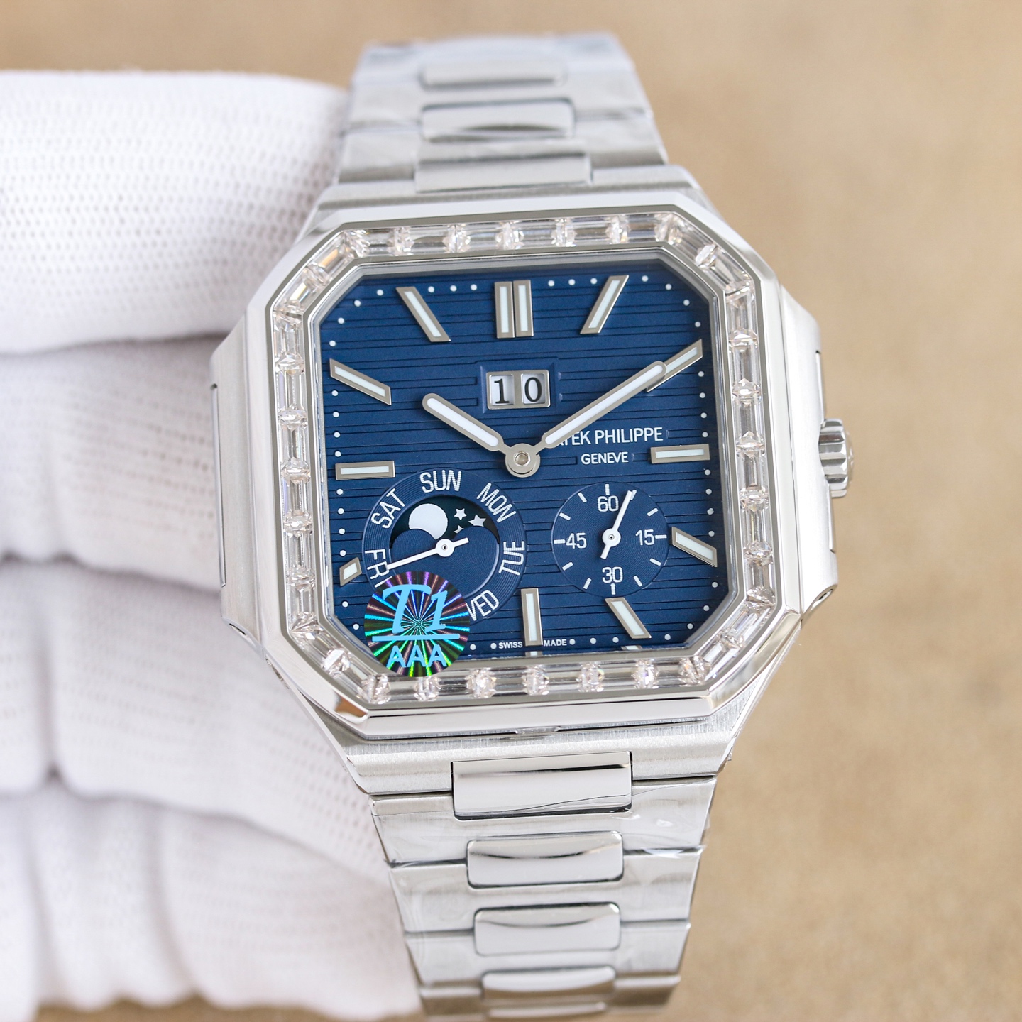 NO:602671,Tongyi Fang Factory has launched a new series of square Patek Philippe CUBITUS 5822 watches with diamond rings, the same model as the star. This denim strap with dark blue dial is both classic and fashionable, with a perfect balance of elegance and luxury.  Highlight features: date display, day of the week display, and moon phase are all real functions. Movement: Equipped with a modified 240ps eccentric mini hammer, the movement time is stable. Strap: Customized denim pattern on the surface and calfskin on the back, folding buckle with original buckle style, and a 0.02 carat square diamond inlaid at the six-digit position of the case.  Low-key highlights, sapphire mirror glass, case: size 45mm, thickness 11mm, which is the diagonal length of the case (i.e. 10 o'clock to 4 o'clock). Because the case is approximately square, the width of the upper and lower sides will be less than this value, so the visual effect is not very big, welcome to taste.,, patek  philippe,cowhide19860909统一 方厂 重磅推出钻圈新系列方形百达翡丽CUBITUS 5822腕表,明星同款. 这款牛仔色表带深蓝表盘,既经典又时尚,优雅与高级感完美平衡. 亮点特色功能日期显示,星期显示,月相都是真功能.机芯:搭载改装240ps偏心迷你锤,机芯走时稳定表带:表面定制牛仔纹背面小牛皮,扣子折叠原装扣款式,在表壳六字位镶嵌一颗0.02克拉方钻石是一个低调亮点,蓝宝石镜面玻璃,表壳:尺寸45毫米厚度11mm,为表壳对角线长度(即10点位至4点位),因为表壳近似于方形,上下边的宽度会小于这一数值,所以视觉效果并不是很大,欢迎品鉴.,,patek philippe,cowhide,Watch