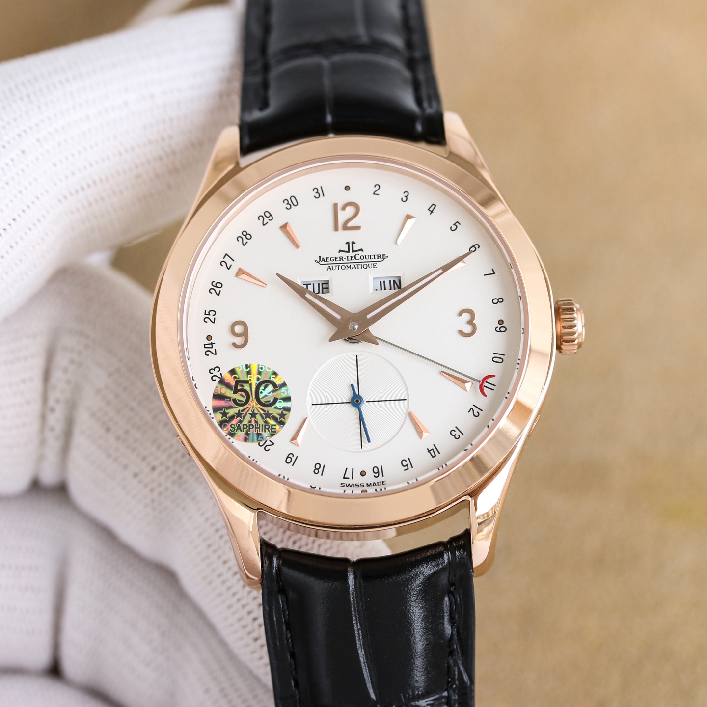 NO:602670,Platinum 5C Factory is driven by sincerity and shockingly launches a representative work of fine aesthetics - Jaeger-lecoultre Master Series - 1558420, the highest version on the market with 6 o'clock real small seconds [Excellent details] The watch size is 39mm  2. The two windows at 12 o'clock of the watch display the day of the week and the month respectively. The sub-dial of the watch at 6 o'clock has a small second hand that can read the moon phase display, and the edge position displays the calendar hand, restoring all functions. 3. There is no gap in the middle of the clasp. Viewed from the side, the arc will not break the opening. The curvature of the clasp is consistent with the original version and is more comfortable to the hand. It uses a 5C factory customized machine to modify the Jaeger-LeCoultre 866/1 movement. It has stable running time and excellent quality. To ensure the perfect presentation of the charm, it has been repeatedly modified.  Behind the simplicity is the ultimate complexity [Simplicity and Ultimate] 5C ingenuity!  ,,jaeger-lecoultre19860909白 金 5C Factory 心诚所致,震撼推出精细美学代表之作——Jaeger-lecoultre积家大师系列——1558420市场最高版本6点位真小秒【精彩细节】腕表尺寸39mmX12mm 薄而有质 1锅盖形表盘从侧面看是有微微弧度的多次修改确保神韵与原版相媲美,还原正品制表特质,以稍作不同的方式展现其隽永魅力！ 2腕表十二点位置两个窗口分别显示星期和月份,腕表在6点钟位置的副表盘为小秒针可读取月相显示,边缘位置则显示日历针,还原所有功能. 3 表扣中间无缝隙从侧面看弧线是不会断开口的表扣的扣版弯度与原版一致更贴手 采用5C厂定制机改积家866/1机芯 走时稳定 品质优良 为确保神韵反复修改完美呈现 简约的背后是极致的复杂【简约而极致】5C匠心之作！,,jaeger-lecoultre,Watch