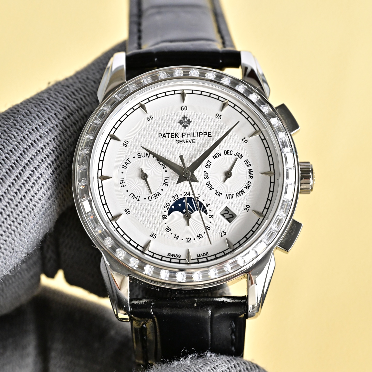 NO:602679,White gold, 50 diamonds [latest product in TW years] Patek Philippe’s highest version watch on the market!  The TW watchmaker team spent 8 months carefully designing, daring to be the first, breaking through multiple technical bottlenecks, and striving for perfection!  [Case] The market's exclusive latest pot lid glass material, the dial is simple and extraordinary, 12 scales are integrated with the glass, the exclusive full diamond case has a super 3D three-dimensional effect, ultra-thin craftsmanship, and a diameter of 40mm. [Movement] The watch uses the original 9015 movement, with a vibration frequency of 28,800 times per hour, and zero repair quality. [Strap Buckle] The style is matched with Italian cowhide to make the wrist more comfortable and comfortable. The watch buckle is engraved with a classic logo, generous and classy.  No one really owns a Patek Philippe, they just keep it for the next generation.,,patek philippe,cowhide19860909白 金 钻50【 TW 年最新出品】百达翡丽 市场最高版本腕表！TW制表师团队历时8个月精心设计,敢为人先,突破多层技术瓶颈,力求完美！【表壳】市场独家最新锅盖玻璃材质,表盘简而不凡,12个刻度与玻璃融为一体,独家的满钻表壳,具有超强3D立体感,超薄工艺,直径40mm.【机芯】腕表采用原装9015机芯,每小时振频28800次,零返修质量.【表带扣】款式搭配意大利牛皮让手腕更贴合舒适,腕表表扣上面刻有经典标志,大方富有档次. 没有人真正拥有百达翡丽,只不过为下一代保管而已.,,patek philippe,cowhide,Watch