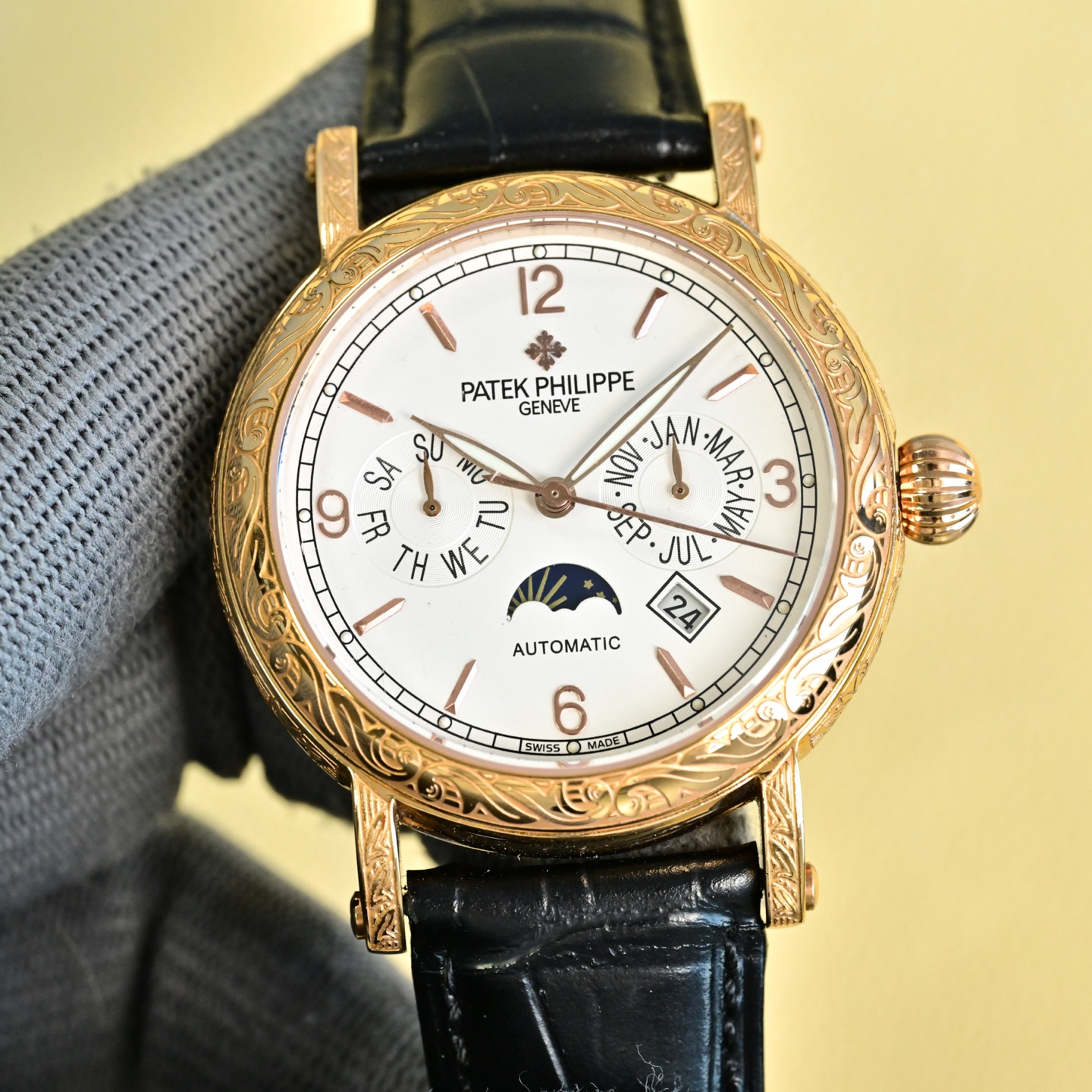 NO:602681,The white gold Patek Philippe Engraved Watch is a beautiful medal on the wrist. In the dazzling galaxy of watchmaking, the Patek Philippe Engraved Watch is like the most dazzling star.  On the dial, the delicate and exquisite carvings are like flowers blooming in time. Every petal and every vein is carefully carved by the watchmaker with uncanny skills. The carvings seem to give life to the watch, showing a dynamic beauty in the interplay of light and shadow. When the light falls gently, the carvings are like agile elves dancing on the dial, performing a silent dance of luxury.  1. Equipped with imported multi-functional movement [non-market ordinary domestic movement] (zero repair) function (24 hours, week/star/month), this watch has a power reserve of 38-48 hours. 2. Imported 316L stainless steel, using 18k quality furnace vacuum plating!  3. Paired with exclusive customized square scale cowhide strap. 4. Wear-resistant and scratch-resistant sapphire glass mirror!  530 meters waterproof level. Patek Philippe is simple but not simple!  The quality of the actual shooting is the same!  ,,patek philippe,cowhide19860909白金 百达翡丽雕花腕表腕间的绝美华章 在制表的璀璨星河里,百达翡丽雕花腕表宛如一颗最为耀眼的星辰. 表盘之上,细腻而精致的雕花宛如盛开在时光中的繁花.每一片花瓣、每一道脉络,皆由制表师以鬼斧神工般的技艺精心雕琢.那雕花仿若赋予了腕表生命,在光影交错间,展现出动态的美感.当光线轻轻洒落,雕花之处便似灵动的精灵在表盘上舞动,演绎着一场无声的奢华之舞. 1搭配进口多功能机芯【非市场普通国产机芯】（零返修）功能（24小时,星期/星辰/月份）此腕表拥有38-48小时动力储备. 2进口316L精钢,采用18k品质炉内真空电镀！ 3搭配独家定制方形鳞纹牛皮表带 4耐磨防刮蓝宝石玻璃镜面！ 530米生活防水等级. 百达翡丽（Patek Philippe） 简约而不简单！实物拍摄品质如一！,,patek philippe,cowhide,Watch