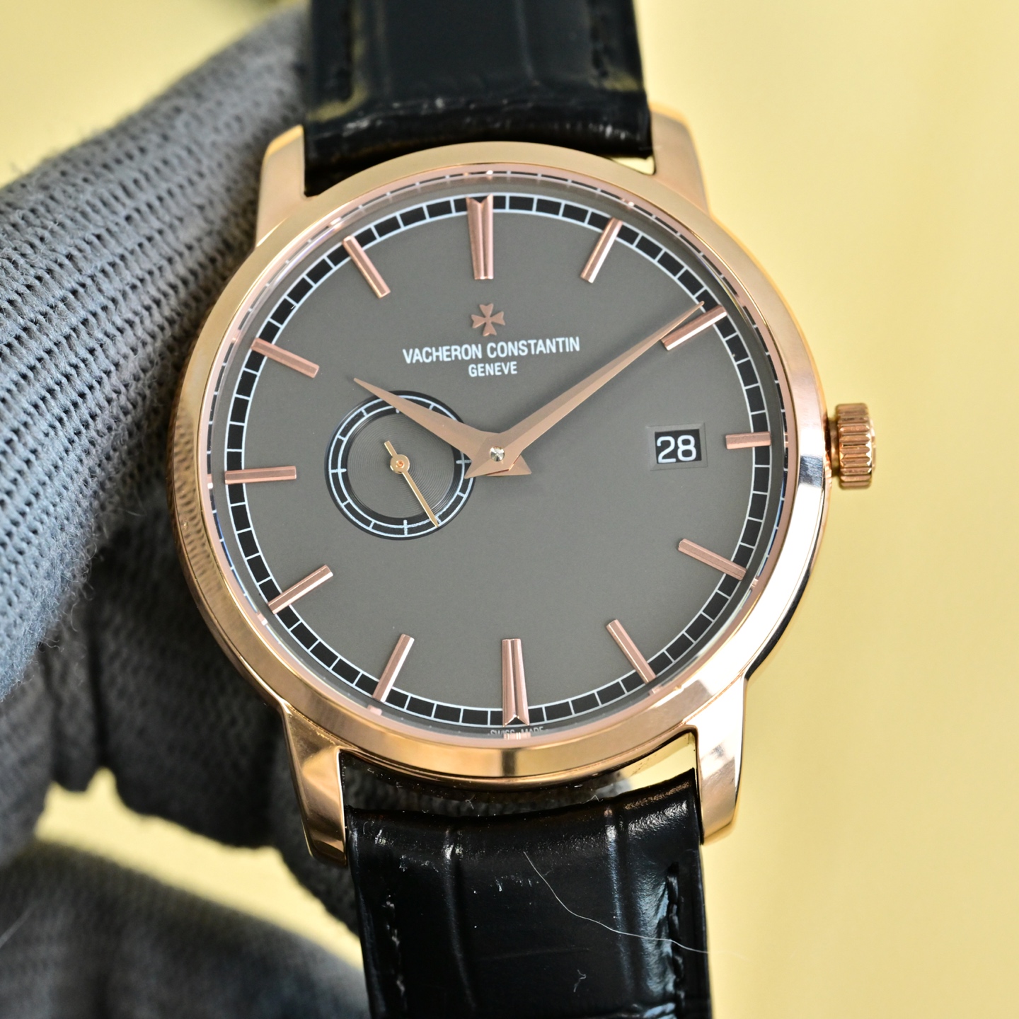 NO:602682,Platinum New Vacheron Constantin Heritage Series 87172 38mm diameter is more refined and elegant for a unisex watch  The 87172/000R-9302 watch fully inherits the essence of Vacheron Constantin watchmaking, the classic small hand. The small calendar window at three o'clock and the small seconds dial at nine o'clock echo each other. It is equipped with a Vacheron Constantin automatic winding movement, and the movement of the watch can be seen from the back. The baton hour markers and the orbital minute scale fully demonstrate the elegance of the Vacheron Constantin brand.,,vacheron19860909白 金 新款 江诗丹顿传袭系列87172 38mm 的表径更加精致优雅为中性腕表 87172/000R-9302腕表充分传承到了江诗丹顿制表精华,经典的小针.三点钟的小日历窗和九点钟的小秒盘交相呼应,搭载江诗丹顿自动上链机芯,可从背透看到手表的机芯.棒状时标针搭配轨道式分钟刻度将江诗丹顿这个品牌的优雅也完全展现出来了.,,vacheron,Watch