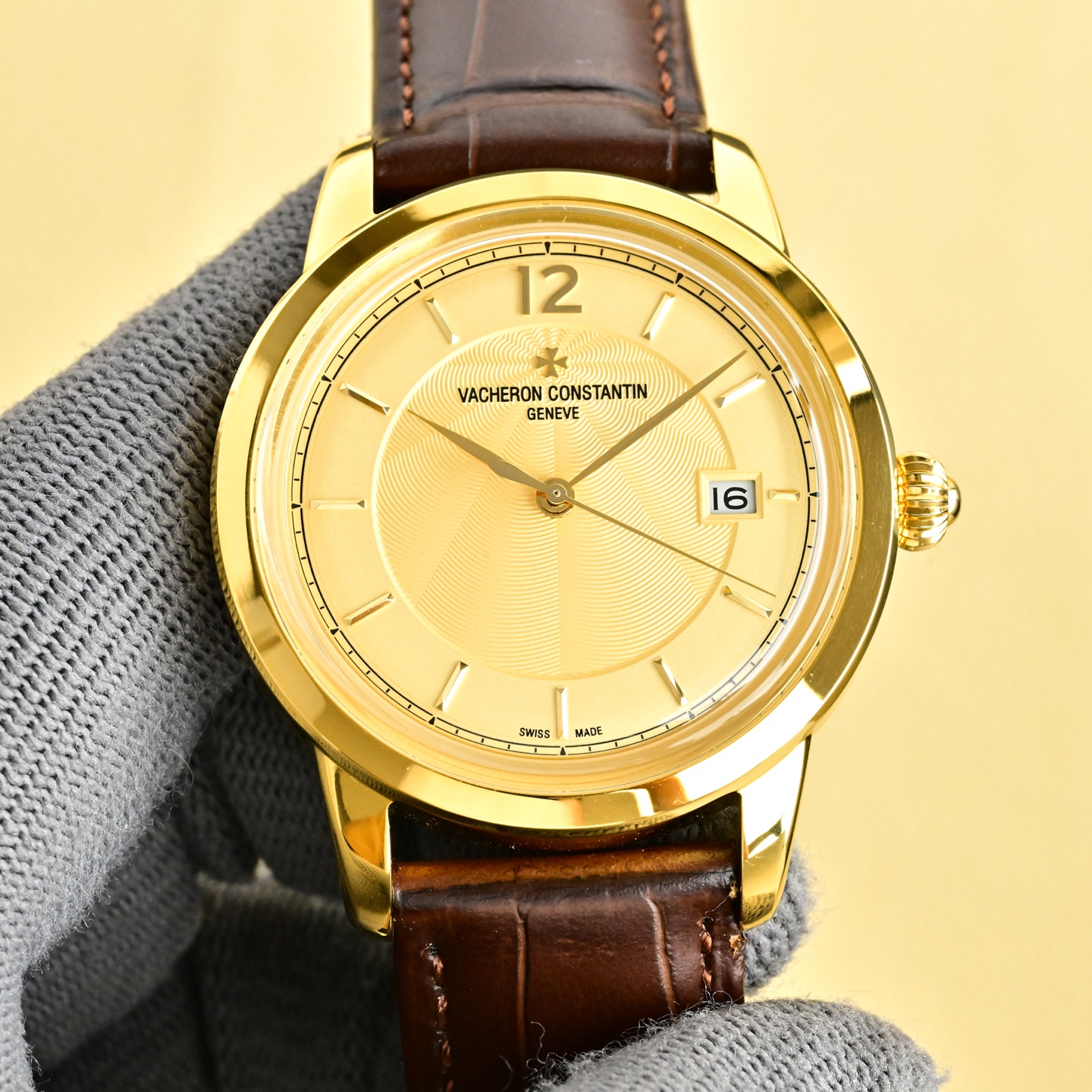 NO:602688,Platinum [TW latest hot model] Vacheron Constantin. Taste the classic beauty of Vacheron Constantin heritage series watches!  1 The team spent 9 months to design carefully, dare to be the first, strive for perfection, and break through multi-layer technical bottlenecks 2 The market's exclusive latest pot lid glass material, super 3D three-dimensional effect, ultra-thin craftsmanship, super luminous, diameter 42mm 3 The style uses the original 9015 movement, vibration frequency 28800 times per hour, zero repair quality 4 The dial uses a classic exclusive inner shadow, which further shows the luxurious temperament of this watch 5  The style is matched with Italian cowhide to make the wrist more comfortable and fit. Vacheron Constantin is the watch you will eventually own!  Welcome to reprint!  ,,vacheron,cowhide19860909白 金【TW 最新热门款】江诗.丹顿Vacheron constantin 经典之美品鉴江诗.丹顿传承系列腕表！ 1团队历时9个月精心设计,敢为人先,力求完美,突破多层技术瓶颈 2 市场独家最新锅盖玻璃材质,超强的3D立体感,超薄工艺,超强夜光,直径42mm 3款式采用原装9015机芯,每小时振频28800次,零返修质量 4 表盘上采用经典独家内影,更显示出这款腕表的华贵气质 5 款式搭配意大利牛皮让手腕更贴合舒适 江诗丹顿,你终将拥有的腕表！欢迎转载！,,vacheron,cowhide,Watch