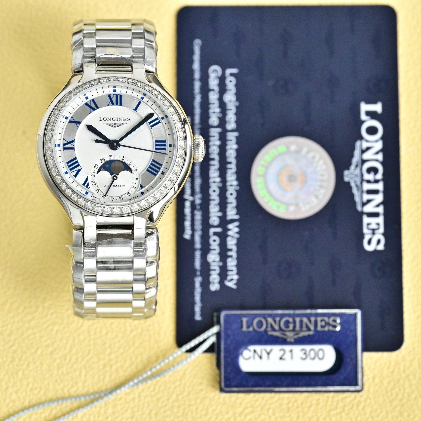 NO:602689,Aperture diamond ring Longines Heart Moon Star Watch | Brilliant stars, eternity on the wrist, making every raised hand a highlight moment (same model for celebrities) Crystal clear diamonds surround the dial, like stars falling into the eyes. The white and silver dial has clear layers, like the moonlight halo, gentle and quiet, low-key and luxurious. 34mm elegant size, dazzling for daily appointments. Versatile design for workplace appointments, longines19860909光圈钻圈 浪琴心月星辰腕表| 璀璨星辰,腕间永恒 让每个抬手都是高光时刻（明星同款） 晶莹美钻环绕表盘,如星辰坠入眼眸 白色搭配银色表盘层次分明,如同月光光晕,温和宁静,低调中透着奢华 34mm优雅尺寸,日常约会皆耀眼 时刻 百搭设计职场约会无缝切,,longines,Watch