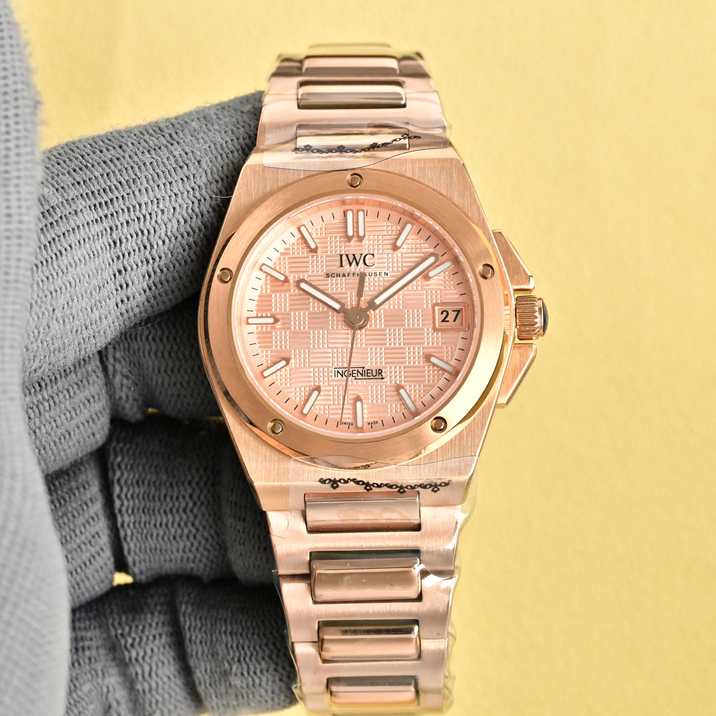 NO:602690,Platinum IWS Factory Highly Recommended | IWC’s new “Female Engineer” is the pinnacle upgrade. The 35.1mm version of the IWC Women’s Engineer Automatic Watch is here!  It took time to overcome multiple layers of technical difficulties, just to restore the top quality in the market, perfectly integrating precision and elegance, which can be called a masterpiece of ingenuity!  At the same time, the authentic core configuration of the watch strap is presented in two versions of the middle link - the frosted stainless steel strap has a restrained texture, while the bright pearl model is sparkling and exquisite, and every detail is closely matched with the original version.  The technical bottleneck has been completely broken. It is equipped with the original imported 9015 modified IWC 47110 fully automatic mechanical movement, 28,800 times/hour high-frequency vibration, accurate and stable travel time; the thickness is optimized to 9.4mm, which fits the wrist more comfortably. Double-sided anti-reflective  The curved sapphire glass mirror is clear and transparent, and the transparent bottom shows the movement of the movement. The 10 bar waterproof performance is suitable for various daily scenes. The iconic five-function screw bezel + 'grid' pattern dial are authentically reproduced, and the sporty gene and elegant style are combined in both directions.  The size details accurately restore the 35.1mm gold watch diameter + 13mm longitudinal spacing between the lugs, which perfectly matches the proportions of the original, and fits the wrist without being picky about the shape of the wrist. The dial technology has been upgraded and renovated. After stamping and molding, it is polished by the galvanizing process. There are four colors: green plate, rose gold plate, rose blue-green, and light blue plate. It reflects smart light and shadow under different lights, doubling the sense of layering and luxury!  IWS Factory's sincere work invites all watch friends to appreciate this ultimate collision of precision and aesthetics, and appreciate the ingenuity and charm of high-end watches!  ,,iwc,gold19860909白 金 IWS Factory重磅推荐｜万国IWC新款“女工程师” 巅峰升级 IWC万国女款工程师自动腕表35.1mm版本震撼来袭！耗时攻克多层技术难关,只为还原市场顶级质感,将精准与优雅完美融合,堪称匠心力作！ 同步正品核心配置表带中间链节双版本呈现——磨砂精钢带质感内敛,中珠亮光款闪耀精致,每一处细节都与原版严丝合缝. 技术瓶颈全面突破搭载原装进口9015改万国47110全自动机械机芯,28800次/小时高频振频,走时精准稳定；厚度优化至9.4mm,贴合腕间更舒适.双面防反光弧面蓝宝石玻璃表镜清晰通透,透明表底尽览机芯运转,10巴防水性能适配日常多场景,标志性五颗功能螺丝表圈+“网格”纹表盘原汁原味复刻,运动基因与优雅格调双向拉满. 尺寸细节精准还原35.1mm黄金表径+13mm表耳纵向间距,完美契合正品比例,上手贴合不挑腕型. 表盘工艺升级焕新冲压成型后经镀锌工艺打磨,绿盘、玫瑰金盘、玫蓝绿、浅蓝色盘四款配色,在不同光线下折射灵动光影,层次感与高级感翻倍！ IWS Factory诚意之作,邀各位表友共赏这份精准与美学的极致碰撞,品鉴高端腕表的匠心魅力！,,iwc,gold,Watch