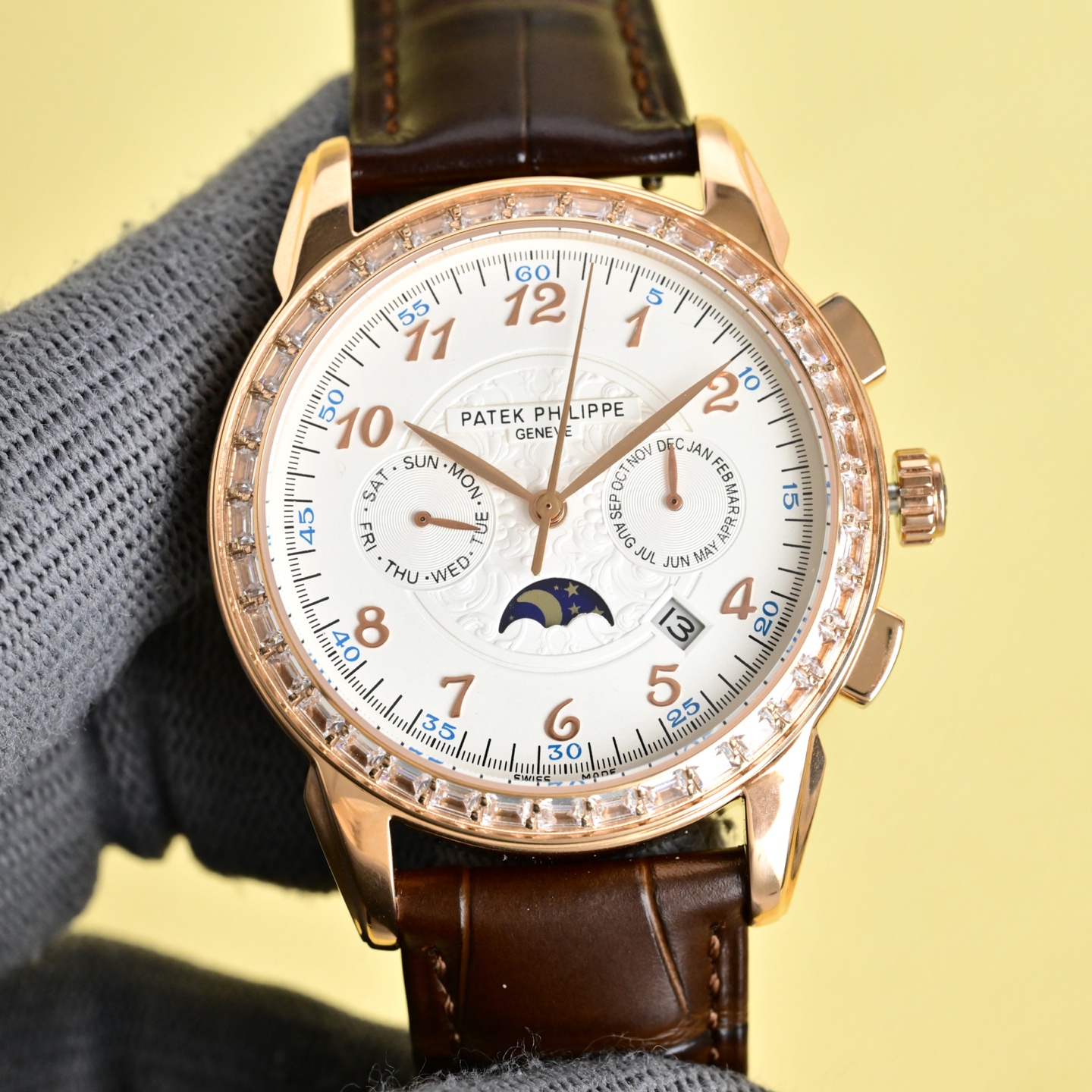 NO:619423,White gold, 50 diamonds [latest product in TW years] Patek Philippe’s highest version watch on the market!  The TW watchmaker team spent 8 months carefully designing, daring to be the first, breaking through multiple technical bottlenecks, and striving for perfection!  [Case] The market's exclusive latest pot lid glass material, the dial is simple and extraordinary, 12 scales are integrated with the glass, the exclusive full diamond case has a super 3D three-dimensional effect, ultra-thin craftsmanship, and a diameter of 40mm. [Movement] The watch uses the original 9015 movement, with a vibration frequency of 28,800 times per hour, and zero repair quality. [Strap Buckle] The style is matched with Italian cowhide to make the wrist more comfortable and comfortable. The watch buckle is engraved with a classic logo, generous and classy.  No one really owns a Patek Philippe, they just keep it for the next generation.,,patek philippe,cowhide19860909白 金 钻50【 TW 年最新出品】百达翡丽 市场最高版本腕表！TW制表师团队历时8个月精心设计,敢为人先,突破多层技术瓶颈,力求完美！【表壳】市场独家最新锅盖玻璃材质,表盘简而不凡,12个刻度与玻璃融为一体,独家的满钻表壳,具有超强3D立体感,超薄工艺,直径40mm.【机芯】腕表采用原装9015机芯,每小时振频28800次,零返修质量.【表带扣】款式搭配意大利牛皮让手腕更贴合舒适,腕表表扣上面刻有经典标志,大方富有档次. 没有人真正拥有百达翡丽,只不过为下一代保管而已.,,patek philippe,cowhide,Watch