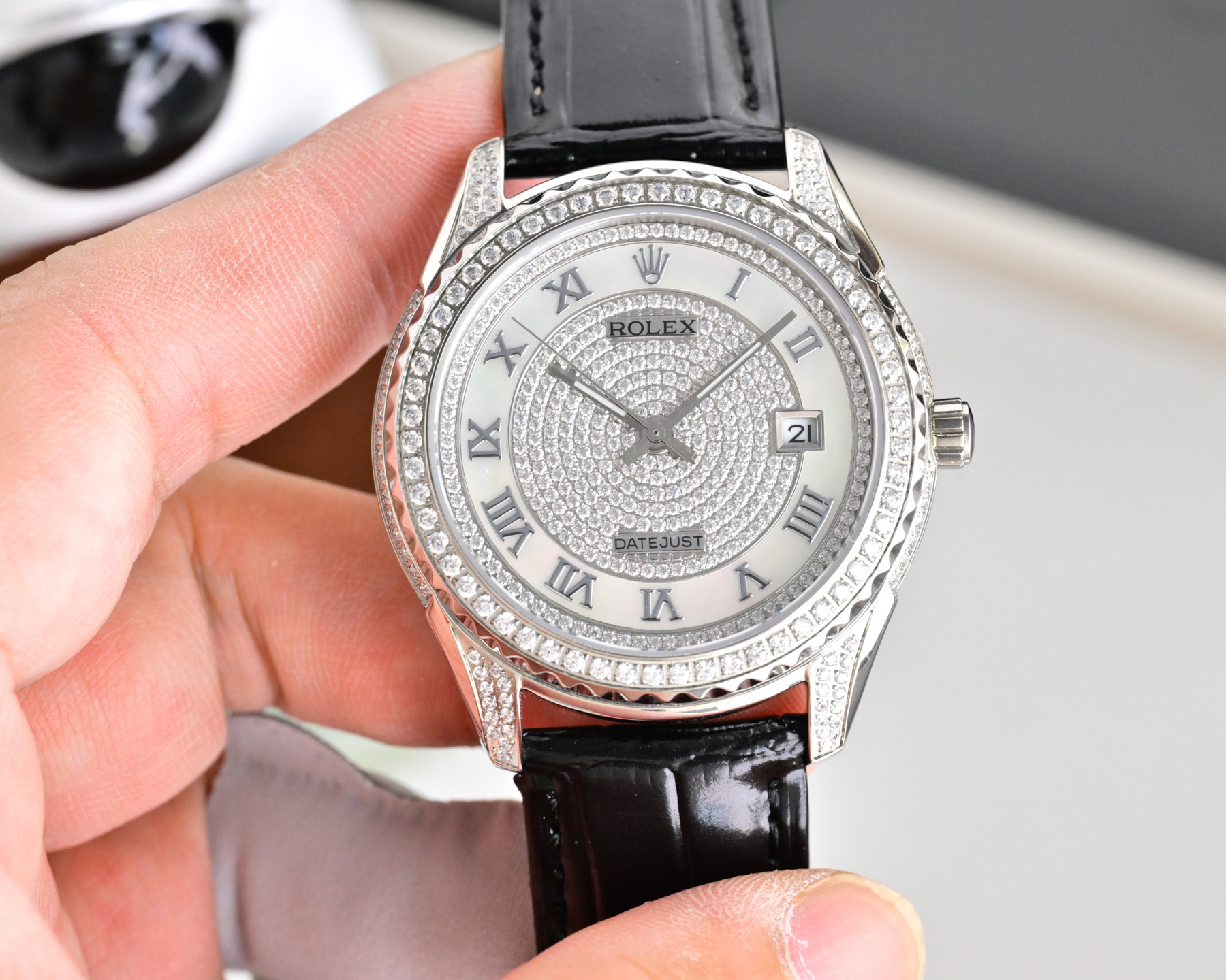 NO:619413,Diamond white, gold 50 vipS factory. The century-old classic is launched for the first time in the world. The return rate is 100%. Rolex quality, low-key and extraordinary. Reserved and noble, using original imported movement (zero repairs and guarantee of replacement of movement quality problems with new ones within three years). High-tech forged solid 316 stainless steel, suitable for men to wear, full of charm, 40mm diameter, 10mm thickness, double-layer scratch-resistant sapphire glass!  The shell body is exquisitely inlaid with original Swarovski diamonds and the dial design is ingenious. It exudes the history imprinted by the retro and is full of admiration. It is made of imported fine cowhide, original pin buckle, and super waterproof. (Serious promise. The real product has a better glossy feel and is more exquisite. The scale of the dial is lifelike. The craftsmanship of the shell case is all master-level light-body testing and high-tech forging with new era machines.  Shocking and distinguished! Welcome to reprint!19860909钻白,金50 vipS厂 百年经典品全球推出首度来袭 回头率爆表百分百 劳力士大厂品质 ,低调中的不凡.内敛高贵,采用原装进口机芯（零返修承诺三年内机芯质量问题换新机绝对保障）高技锻造实心316精钢男士佩戴大气得体,魅力十足 ,直径40mm厚度10mm双层防刮蓝宝石玻璃！壳身精致镶嵌原配施华洛钻石盘面设计巧夺天 散发复古久远所烙印的历史释然钦佩 . 采用进口精牛皮, 原装针扣 , 超强防水米.(慎重承诺 产品实物光泽手感更佳精湛 字盘刻度栩栩如生 壳套工艺都是宗师级别轻身检验 加上新时代机器高技锻造 上手震撼尊贵非凡！大厂品质！欢迎转载！,,rolex,cowhide,Watch