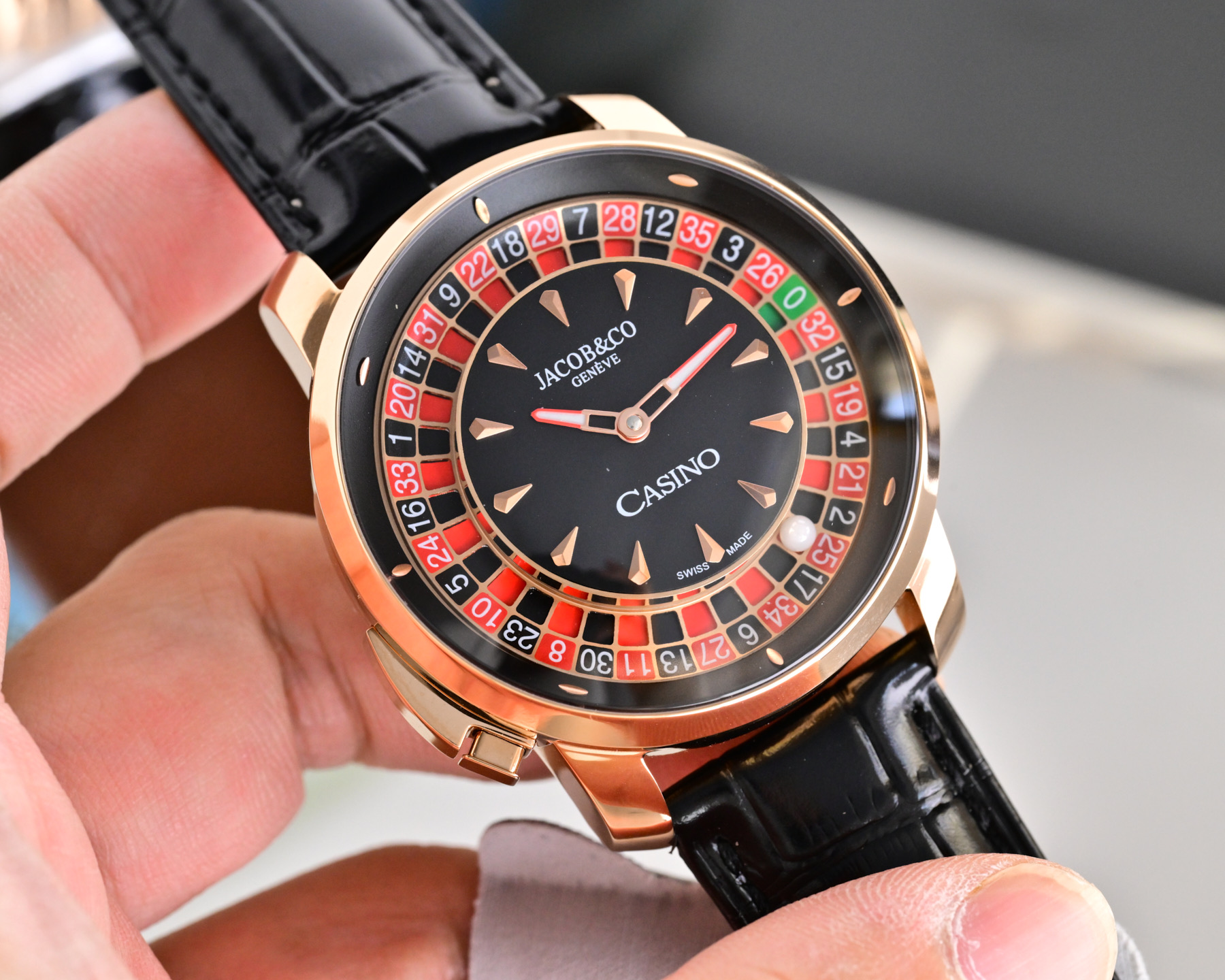 NO:619416,White, gold and black, play the game of time - Jacob & Co. Czech Leopard Gambling Watch, Swiss imported movement with accurate timekeeping, 44mm dial with built-in movable gambling disk device, which can start luxurious interaction with one touch. The red and black contrast dial replicates the classic roulette aesthetics, and the ball moves with the wrist to hide the mystery, making the wrist a mobile casino and igniting social topics. The texture of 316 stainless steel collides with street trends, making business and leisure the focus ~  Freeze every highlight moment when you have a good chance of winning.,,jacob & co19860909白 金黑 玩转时间博弈——Jacob & Co. 捷克豹赌盘腕表,瑞士进口机芯精准走时,44mm表盘内嵌可动赌盘装置,一按即启奢趣互动,红黑撞色表盘复刻经典轮盘美学,滚珠随手腕律动暗藏玄机,让腕间成为移动的娱乐场,点燃社交话题.316精钢质感碰撞街头潮流,商务休闲皆成焦点～ 定格每一次胜算在握的高光时刻.,,jacob & co,Watch