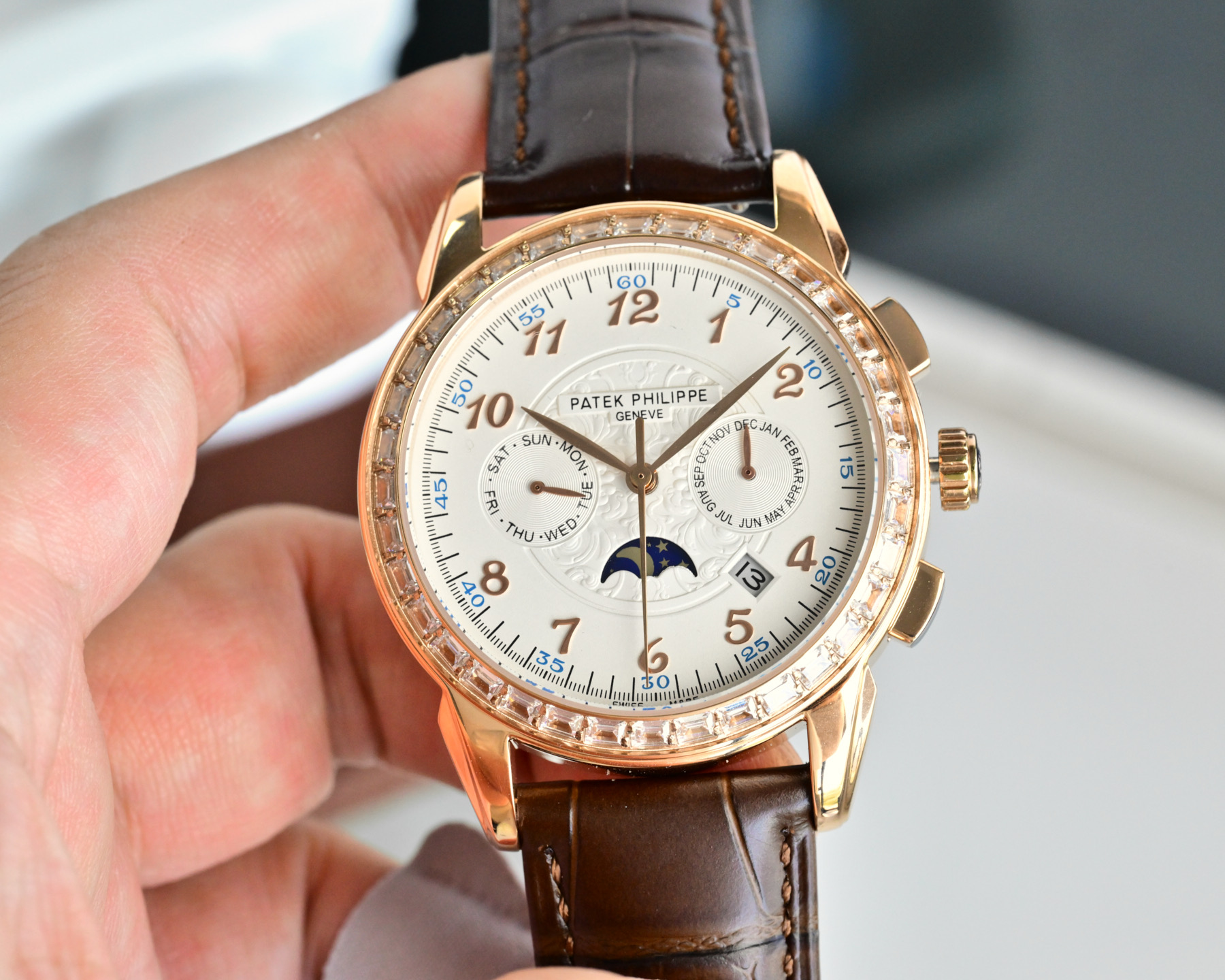 NO:619419,White gold, 50 diamonds [latest product in TW years] Patek Philippe’s highest version watch on the market!  The TW watchmaker team spent 8 months carefully designing, daring to be the first, breaking through multiple technical bottlenecks, and striving for perfection!  [Case] The market's exclusive latest pot lid glass material, the dial is simple and extraordinary, 12 scales are integrated with the glass, the exclusive full diamond case has a super 3D three-dimensional effect, ultra-thin craftsmanship, and a diameter of 40mm. [Movement] The watch uses the original 9015 movement, with a vibration frequency of 28,800 times per hour, and zero repair quality. [Strap Buckle] The style is matched with Italian cowhide to make the wrist more comfortable and comfortable. The watch buckle is engraved with a classic logo, generous and classy.  No one really owns a Patek Philippe, they just keep it for the next generation.,,patek philippe,cowhide19860909白 金 钻50【 TW 年最新出品】百达翡丽 市场最高版本腕表！TW制表师团队历时8个月精心设计,敢为人先,突破多层技术瓶颈,力求完美！【表壳】市场独家最新锅盖玻璃材质,表盘简而不凡,12个刻度与玻璃融为一体,独家的满钻表壳,具有超强3D立体感,超薄工艺,直径40mm.【机芯】腕表采用原装9015机芯,每小时振频28800次,零返修质量.【表带扣】款式搭配意大利牛皮让手腕更贴合舒适,腕表表扣上面刻有经典标志,大方富有档次. 没有人真正拥有百达翡丽,只不过为下一代保管而已.,,patek philippe,cowhide,Watch