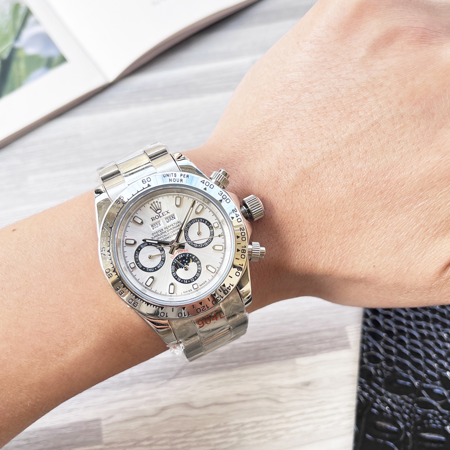 NO:619434,Platinum New Arrival  The carbon fiber customized version of the Rolex ROLEX-Cosmochronograph Daytona series, the watch is not only light to wear, but also hard in appearance. Each watch has a unique carbon fiber pattern material. [Case] The size of the watch is 40  The ring mouth and the bottom cover are made of high-composite carbon fiber and super luminous powder. The details are hand-chamfered and polished. The texture is extraordinary. [Strap Buckle] The strap is made of artificial fiber woven straps, which is breathable, comfortable and soft in texture. [Movement] adopts the latest accurate and mature Tianjin movement, which perfectly realizes powerful functions and is the king of cost performance!  !  !  ,,rolex19860909白金 新品 劳力士ROLEX-宇宙计时迪通拿系列之碳纤维定制版,腕表不仅佩戴轻便,外表坚硬.且每一只腕表都拥有独一无二的碳纤花纹材质.【表壳】腕表尺寸40X12.4吻合原装.实力铸造碳纤维劳力士的独特风采.市场独家做到,整个壳套,圈口包括底盖均采用高复合碳纤维和超强夜光粉所打造.细节之处更是经过手工倒角抛光所制.质感非凡.【表带扣】表带采用人工纤维编织带所制,透气舒适,质地柔软.【机芯】采用最新精准而成熟天津机芯,完美实现强大功能,性价比之王！！！,,rolex,Watch