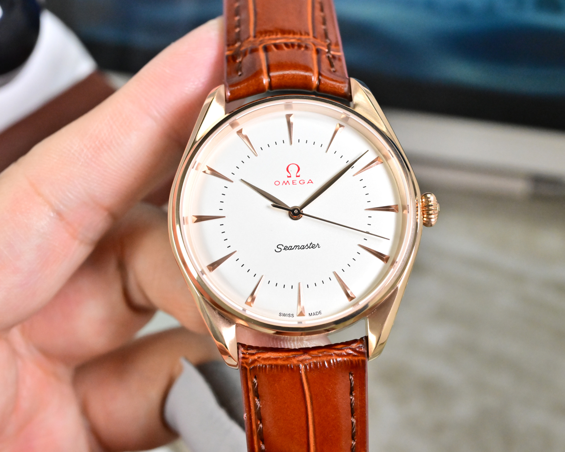 NO:619438,White 1500 gold rose steel band VS produced Omega launched a special series of urban edition watches exclusive to Swiss boutiques. The team took 12 months to create. The new watch is limited to 1,291 pieces (to commemorate the year of the birth of the Swiss Confederation). The exclusive limited number is engraved on the side of the case. This watch is exclusively sold in Omega Swiss boutiques. The case is made of stainless steel and has a diameter of 39.50 mm. The arched dial has a gradient effect and is matched with 18K  SednaTM gold brand logo, hands and indexes. The date display window is set at 6 o'clock on the dial. The belt is made of imported calfskin. Through the arched sapphire crystal mirror, the watch is equipped with the Caliber 8800 Master Chronometer movement. In order to obtain the Master Chronometer certification, the movement has an ultra-long battery life of 72 hours. The travel time is accurate and stable, suitable for both leisure and business. The first choice for young people, omega,cowhide19860909白1500金玫钢带 VS出品欧米茄（OMEGA）推出一款特别系列都市版腕表瑞士精品店独家限量.团队耗时12个月打造完毕 新款腕表限量1,291枚（纪念瑞士联邦诞生的年份）,表壳侧面均镌刻专属限量编号.这款腕表在欧米茄瑞士精品店独家发售. 其表壳应用不锈钢材质,直径39.50毫米.拱形表盘带有渐变效果,并搭配18K SednaTM金品牌标志、指针及时标.日期显示窗口设于盘面6点钟位置.皮带采用进口小牛皮 透过拱形蓝宝石水晶镜面,该腕表搭载的Calibre 8800至臻天文台机芯.为获得至臻天文台认证,机芯拥有超长续航72小时 走时精准稳定 休闲商务两不误 年轻人首选,,omega,cowhide,Watch